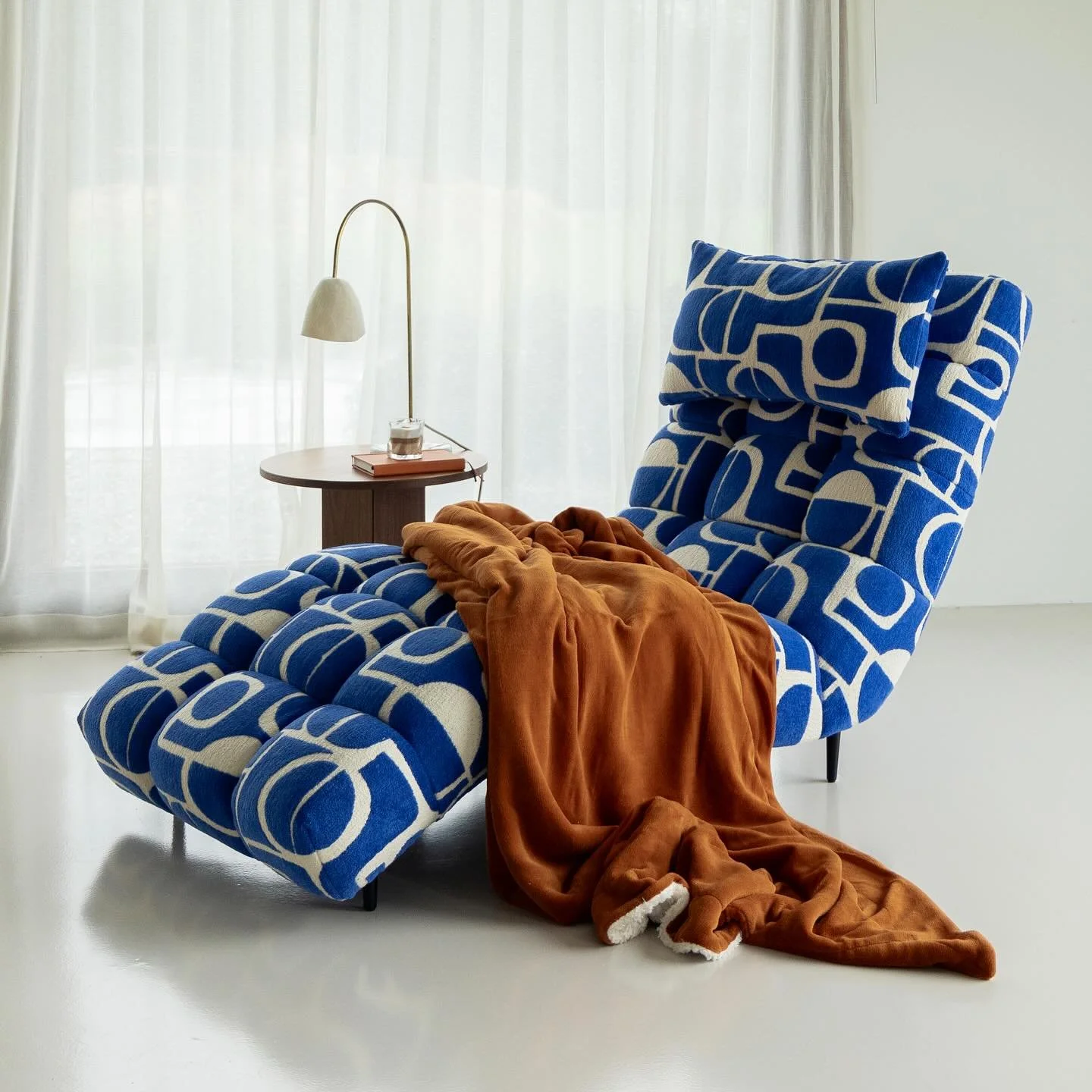 Your own place for in the morning for the start of the week or for in the evening after a day&rsquo;s work✨
.
.
.
.
.
#immaginare #momentstoimagine #davideloungechair #relaxation #ownplace #lounge