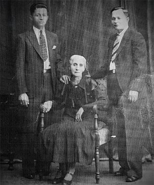 Papi Nunez's mother with two brothers (Milo and Sergio)
