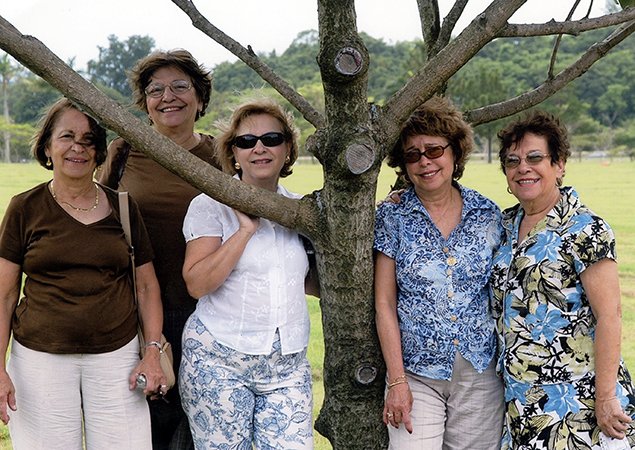 Catin, Tere, Juanita, Gloria, Cuqui visiting Minon gravesite
