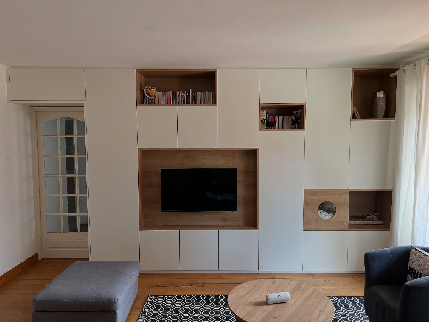 📌 Projet : Meuble TV &amp; rangements avec claustra sur bar de s&eacute;paration

🌲 Mat&eacute;riaux :
	&bull;	Fa&ccedil;ades en W1000 Blanc Premium EGGER
	&bull;	Niches et habillages en Ch&ecirc;ne Hamilton EGGER

⚙️ Quincaillerie :
	&bull;	Charni