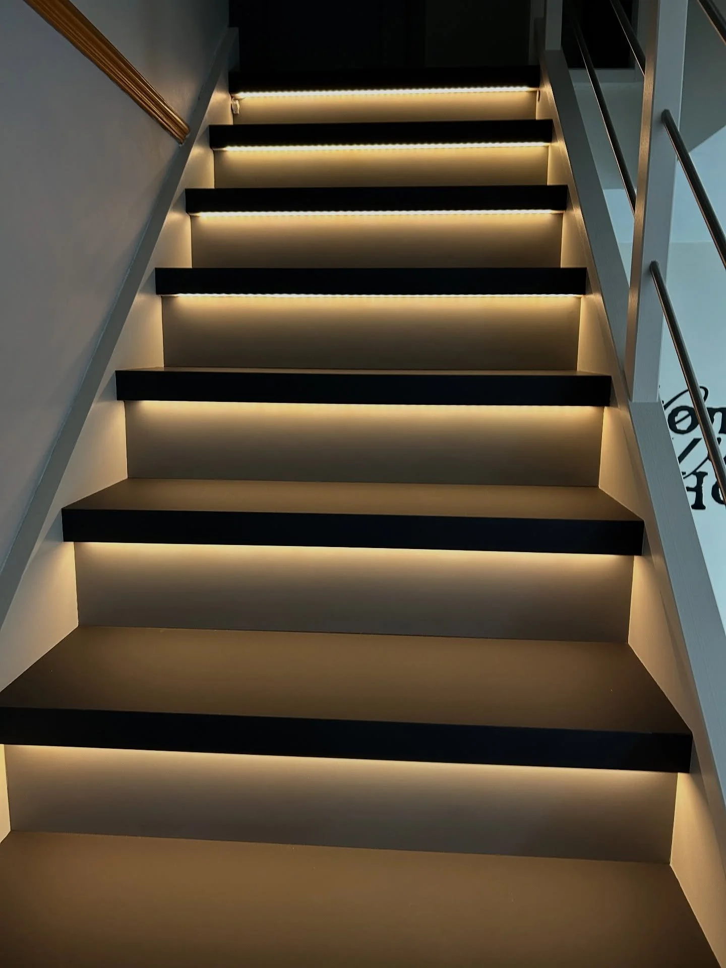 📌 Projet : R&eacute;novation d&rsquo;un escalier avec &eacute;clairage int&eacute;gr&eacute;

✨ Transformation compl&egrave;te d&rsquo;un escalier en bois classique en un escalier moderne et lumineux :
🔹 Contremarches et marches en stratifi&eacute;