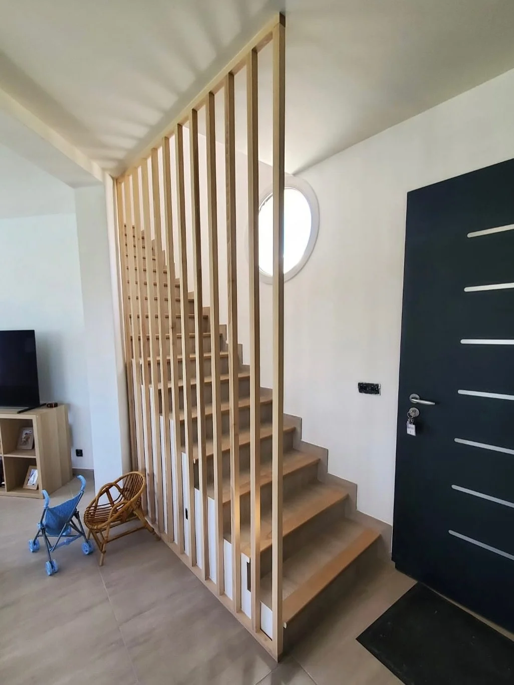 🪵 Claustra d&rsquo;escalier en ch&ecirc;ne massif 🪵

R&eacute;alisation et pose d&rsquo;un claustra en ch&ecirc;ne massif le long de cet escalier, permettant de structurer l&rsquo;espace tout en laissant passer la lumi&egrave;re.

✨ D&eacute;tails 