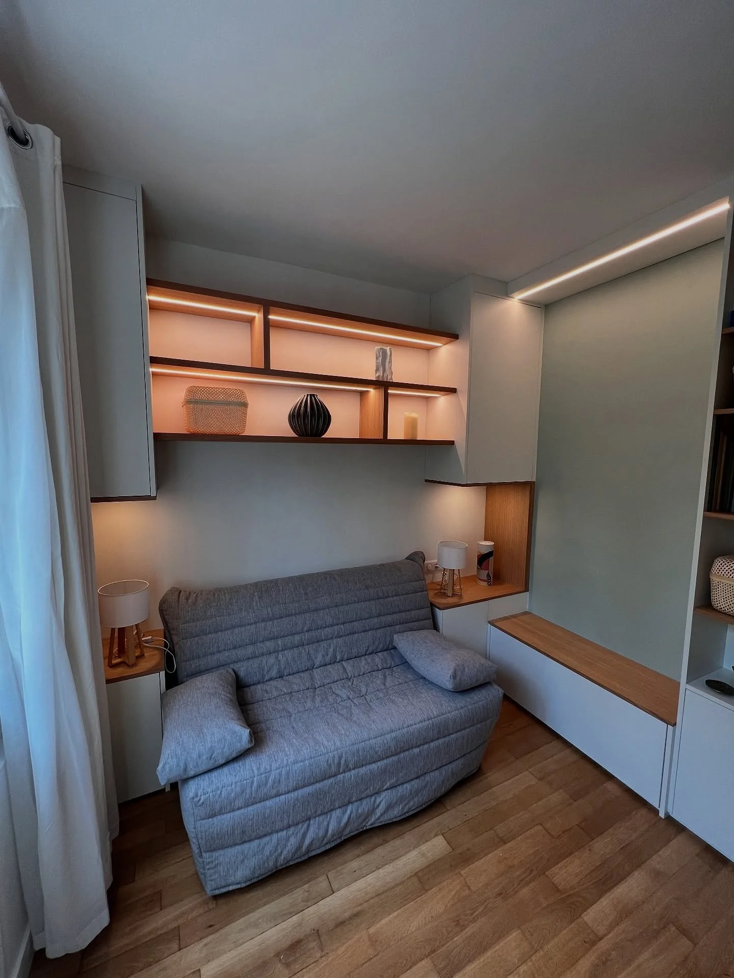 📌 Projet : Am&eacute;nagement d&rsquo;une chambre d&rsquo;amis et bureau sur-mesure

🌲 Mat&eacute;riaux :
	&bull;	Panneaux m&eacute;lamin&eacute;s EGGER blanc W1000 premium
	&bull;	Placage ch&ecirc;ne naturel
	&bull;	Ch&ecirc;ne massif huil&eacute;