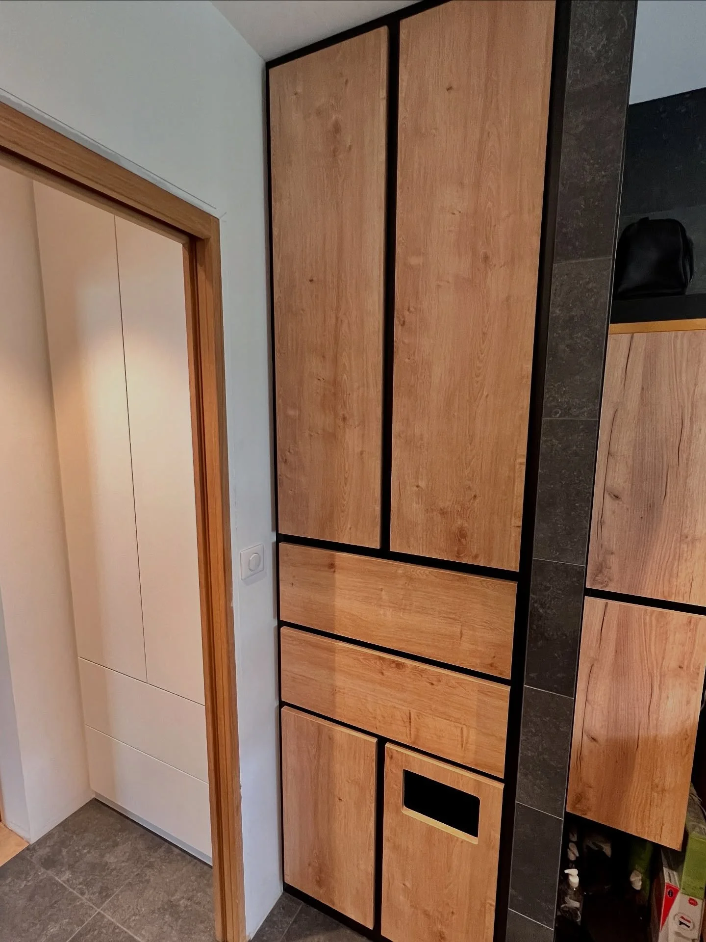 📌 Projet : Am&eacute;nagement sur-mesure dans un couloir et une salle de bain

🌲 Mat&eacute;riaux :
&bull; M&eacute;lamin&eacute; EGGER d&eacute;cor ch&ecirc;ne Hamilton naturel
&bull; M&eacute;lamin&eacute; noir U999 pour un contraste &eacute;l&ea