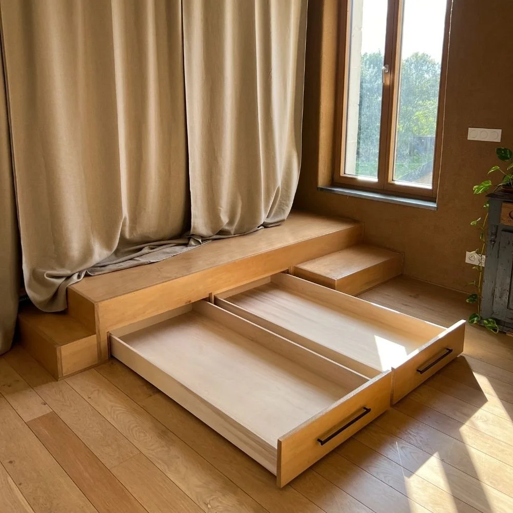 Tiroirs sous escalier intégrés dans un salon