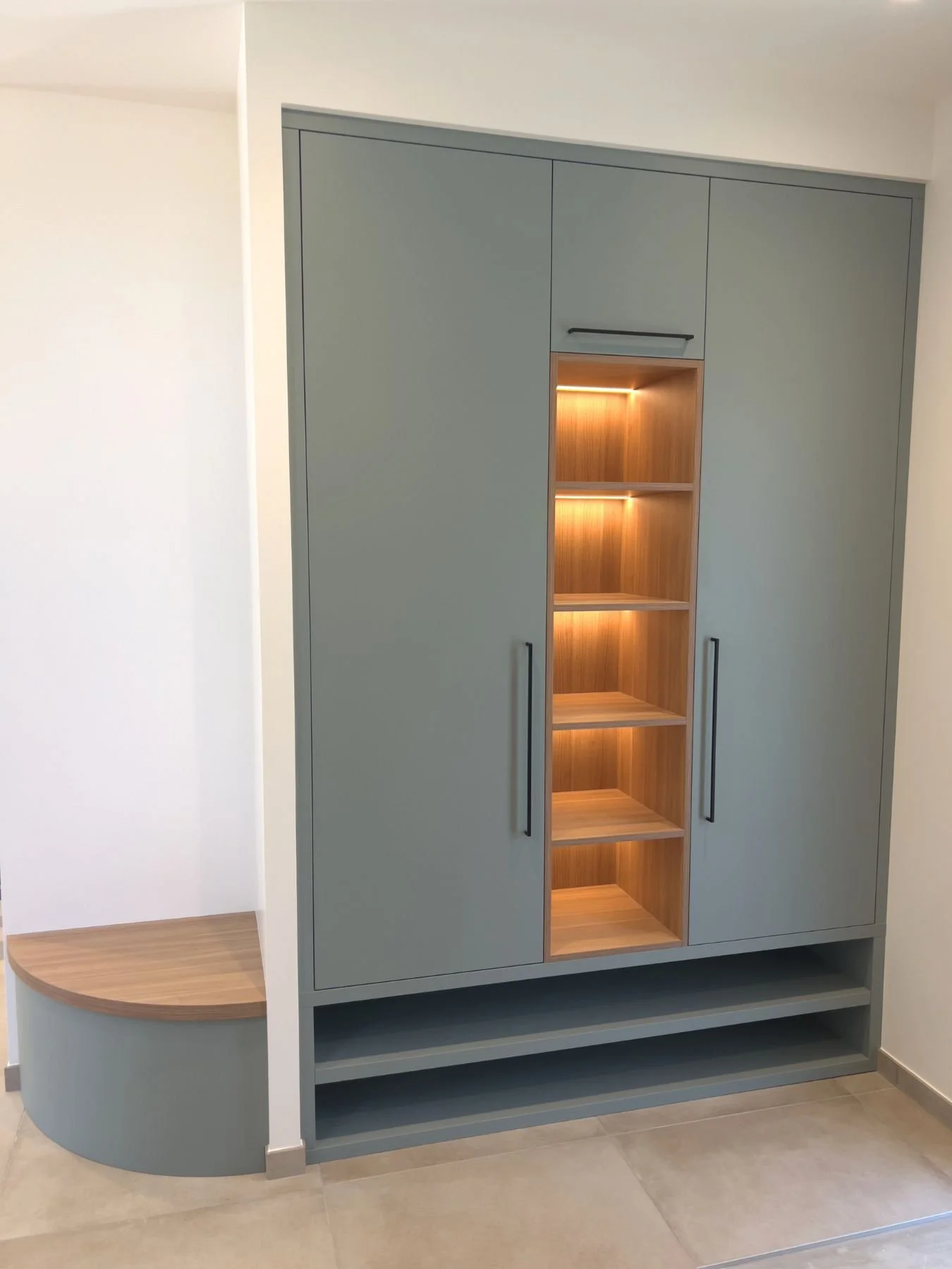 Meuble d'entrée avec banc, placards, rangements chaussures, niches à Tours