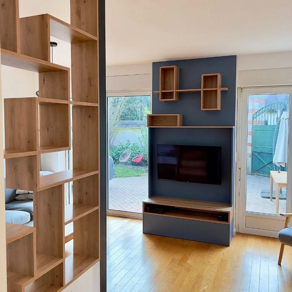 Bibliothèque murale sur mesure avec niches décoratives