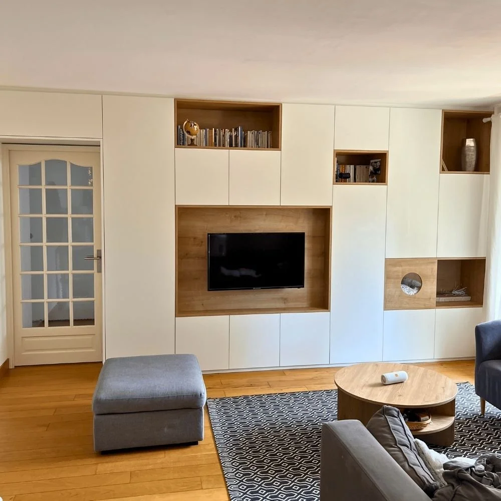 Bibliothèque sur mesure encastrée dans un salon à Tours