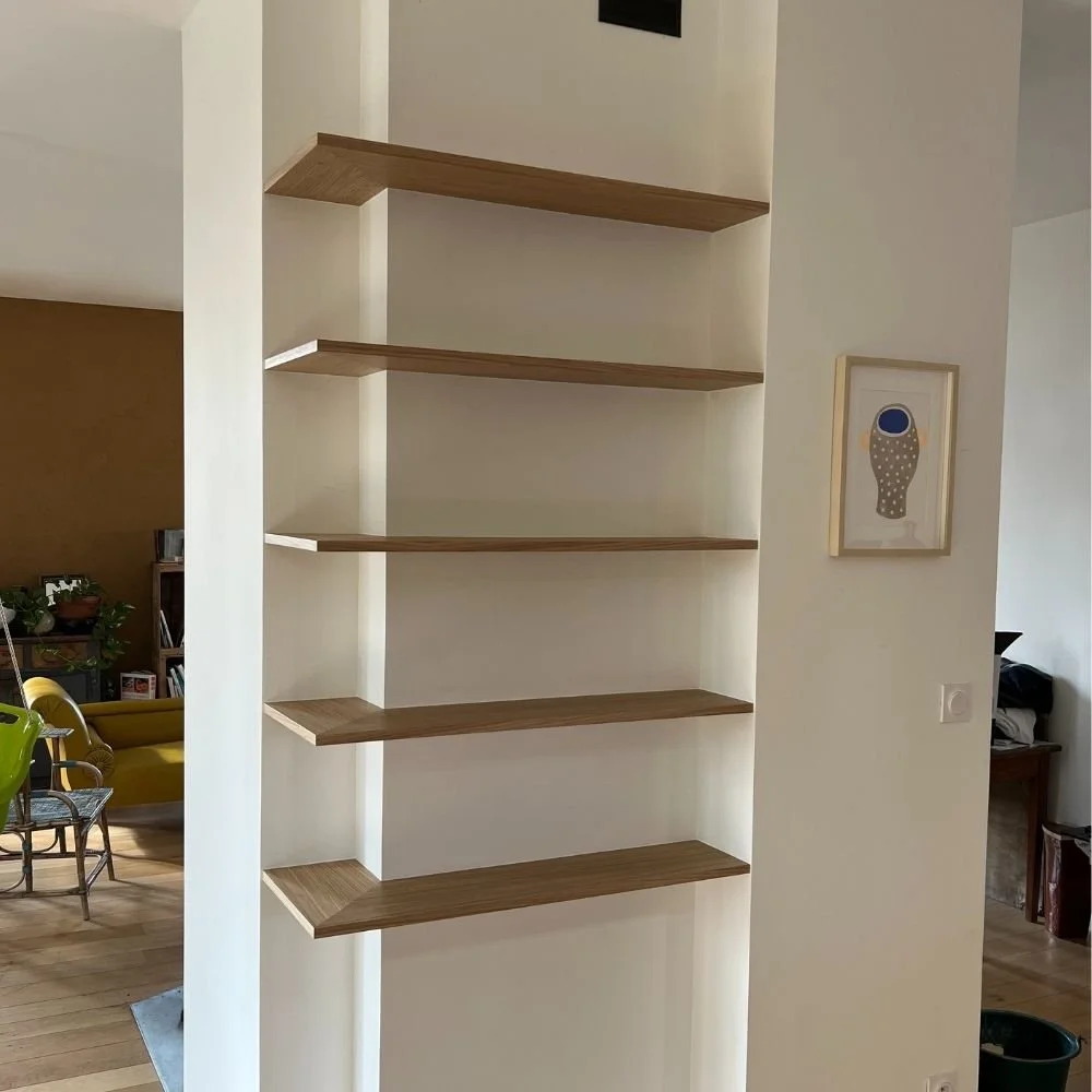 Étagères en bois sur mesure pour salon