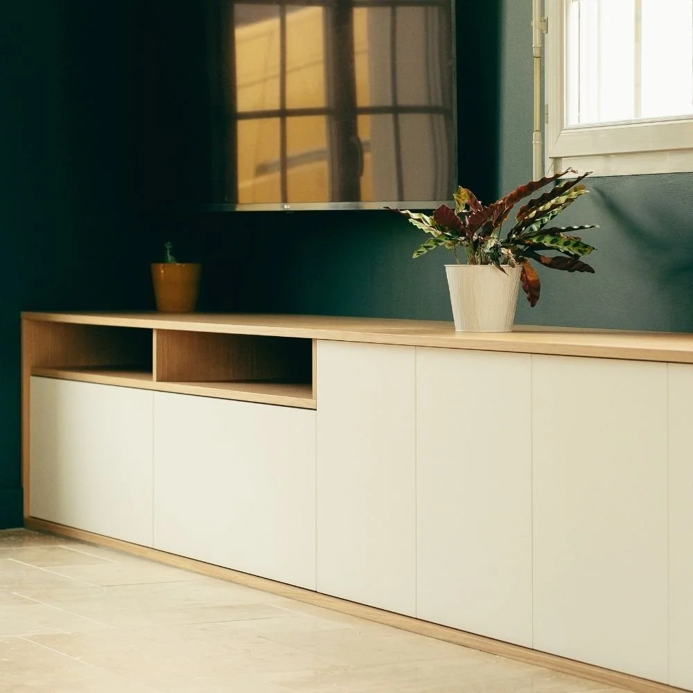 Meuble TV avec niches dans un salon à Tours
