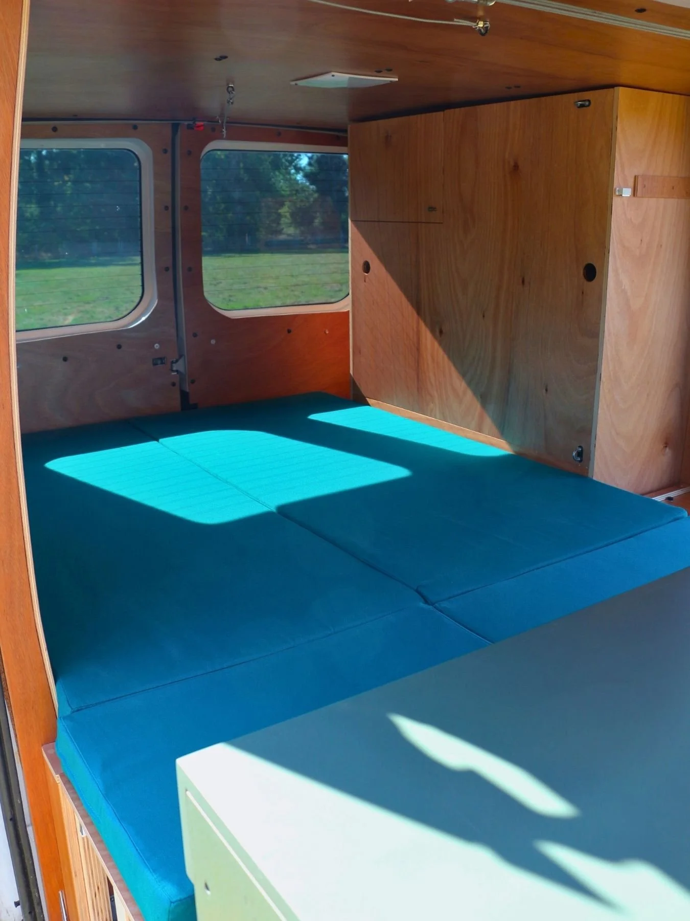 ford-transit-amenage-lit-double-tours.jpg