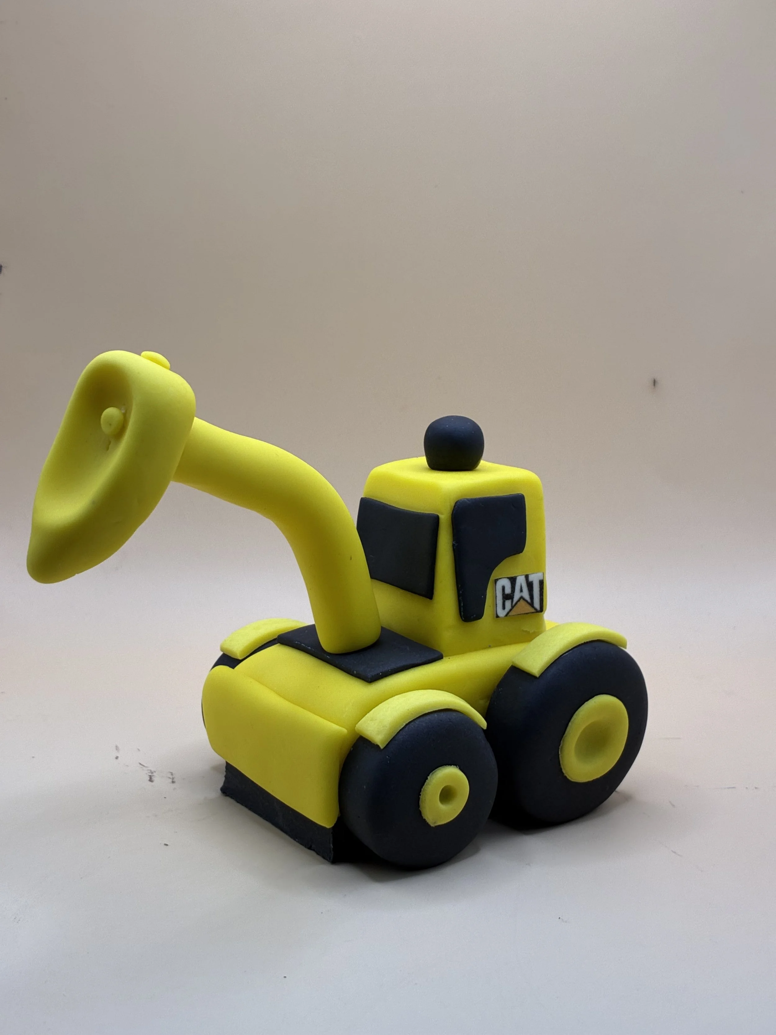 fondant excavator truck, excavator truck for cakes, truck cake, excavator cake decoration, fondant trucks