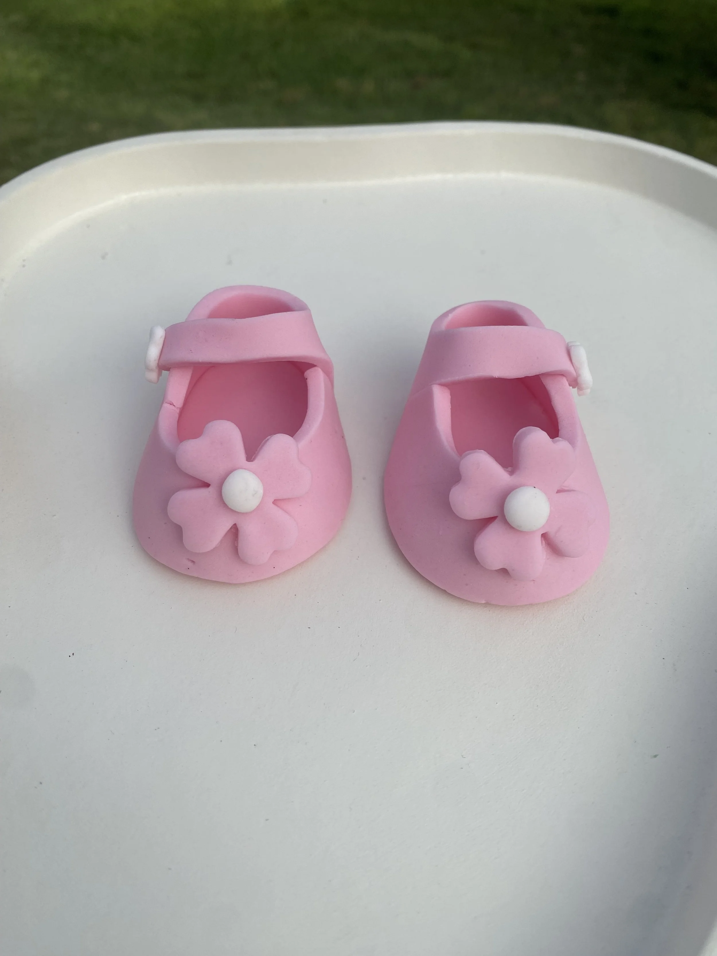 fondant baby shoes, baby booties cake topper, baby shower cake,