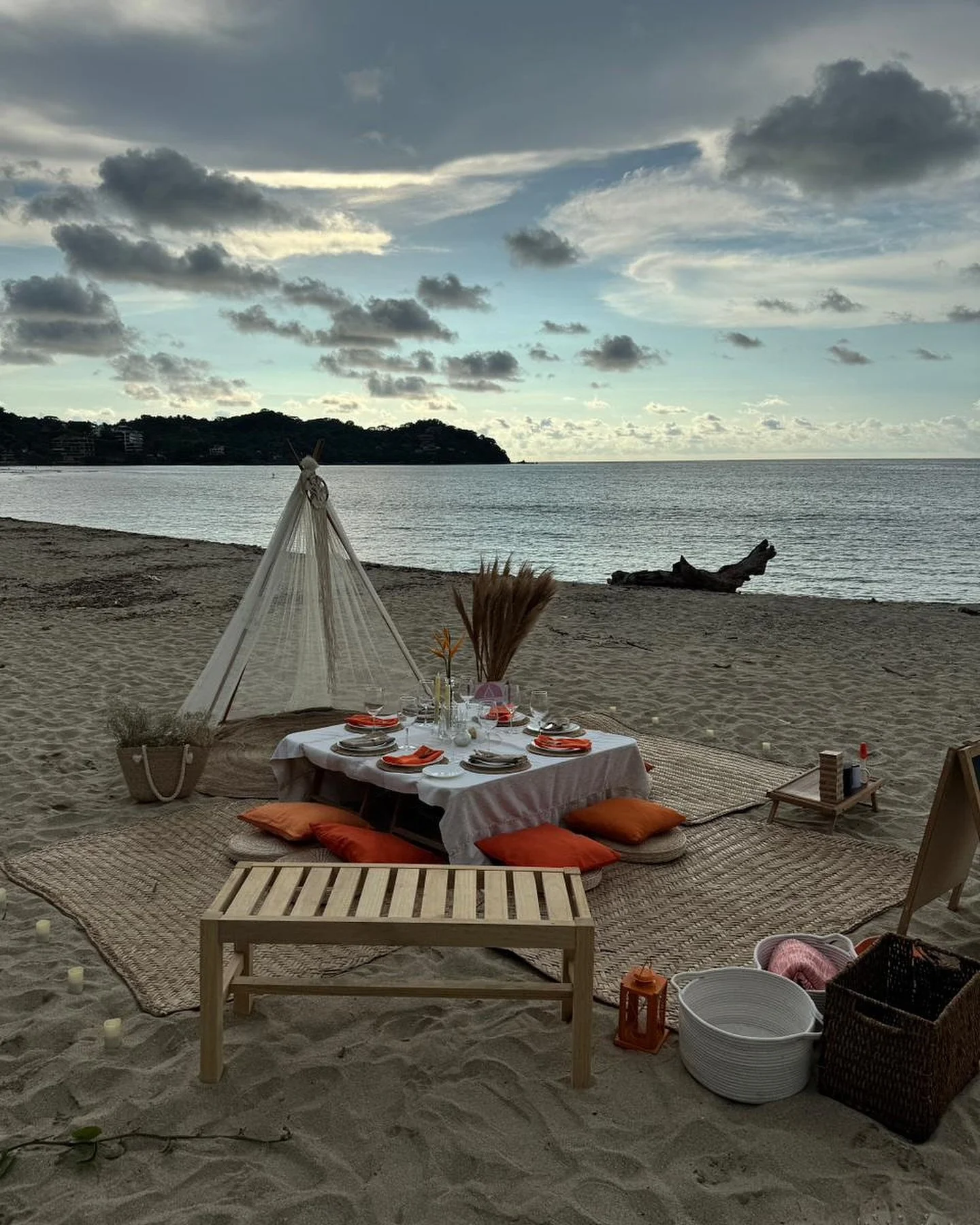 Paquete b&aacute;sico con colores de oto&ntilde;o 🍁🧡✨
.
.
.
.
.
.
.
.
.
.
.
#picnicensayulita #picnicdeplaya #sayulitalife #sayulitapueblomagico #sayulitabeach #rivieranayarit #sunsetlovers #atreveteavivirlo #paquetebasico