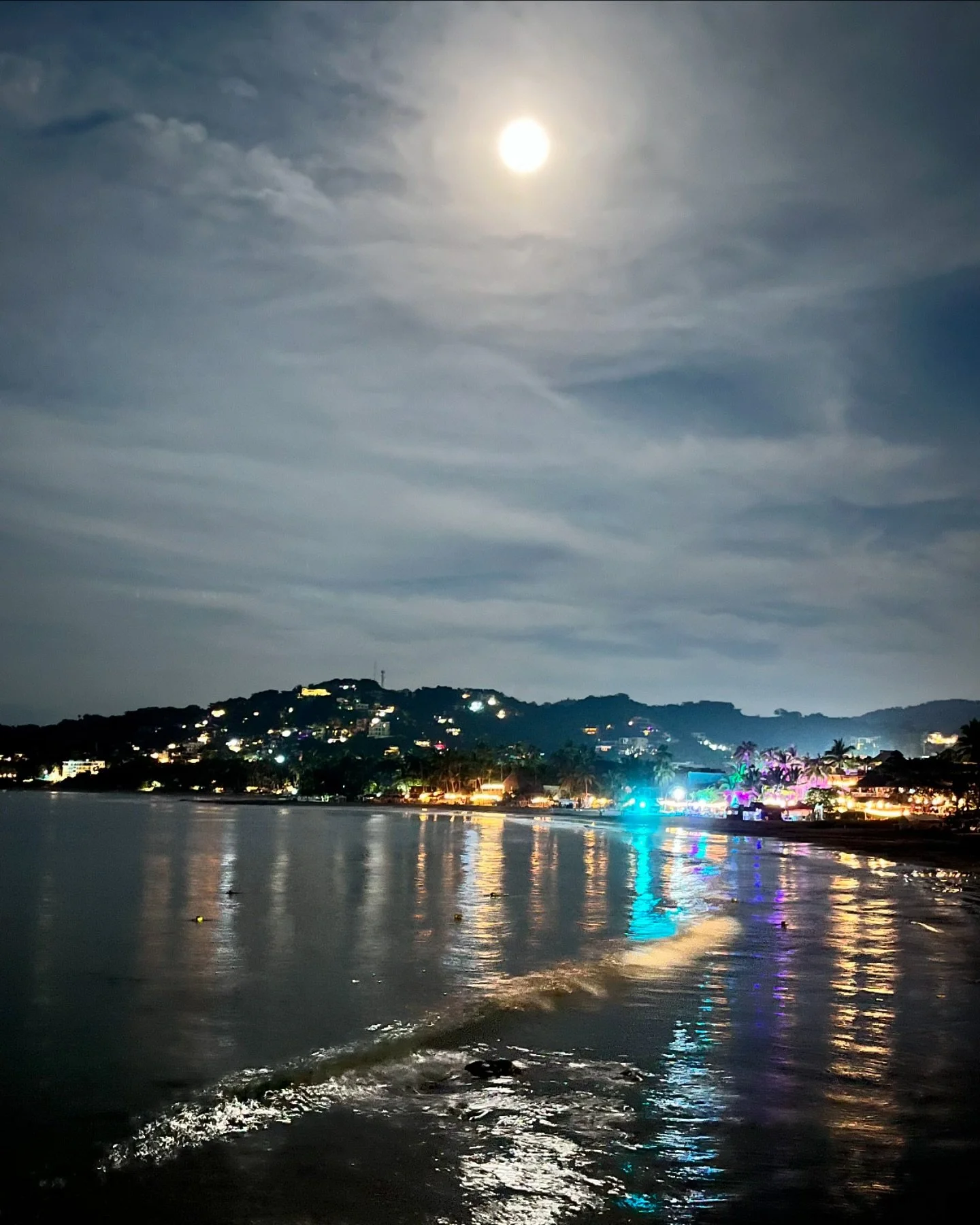 Ya salieron a ver la luna? 🤩
.
.
.
.
.
.
.
.
.
.
.
#picnicensayulita #picnicdeplaya #sayulitalife #sayulitapueblomagico #sayulitabeach #rivieranayarit #sunsetlovers #atreveteavivirlo
