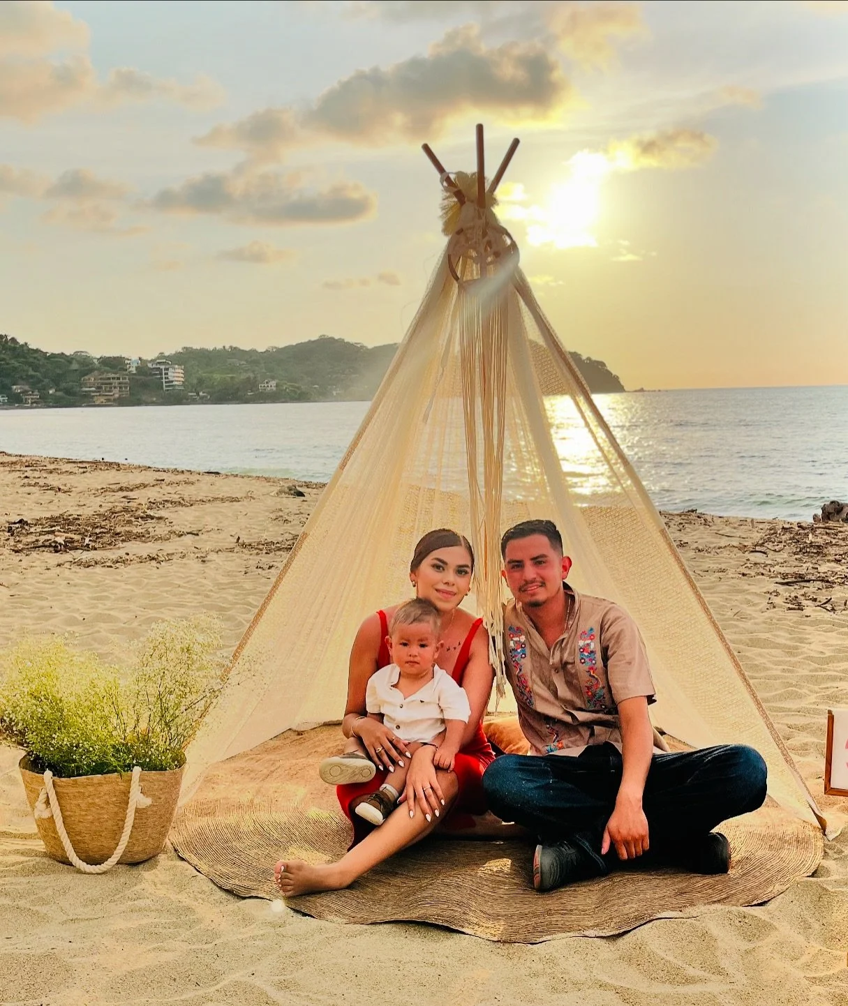 Todo es mejor en familia 🤍
.
.
.
.
.
.
.
.
.
.
.
#picnicensayulita #picnicdeplaya #sayulitalife #sayulitapueblomagico #sayulitabeach #rivieranayarit #sunsetlovers #atreveteavivirlo #paquetebasico💫