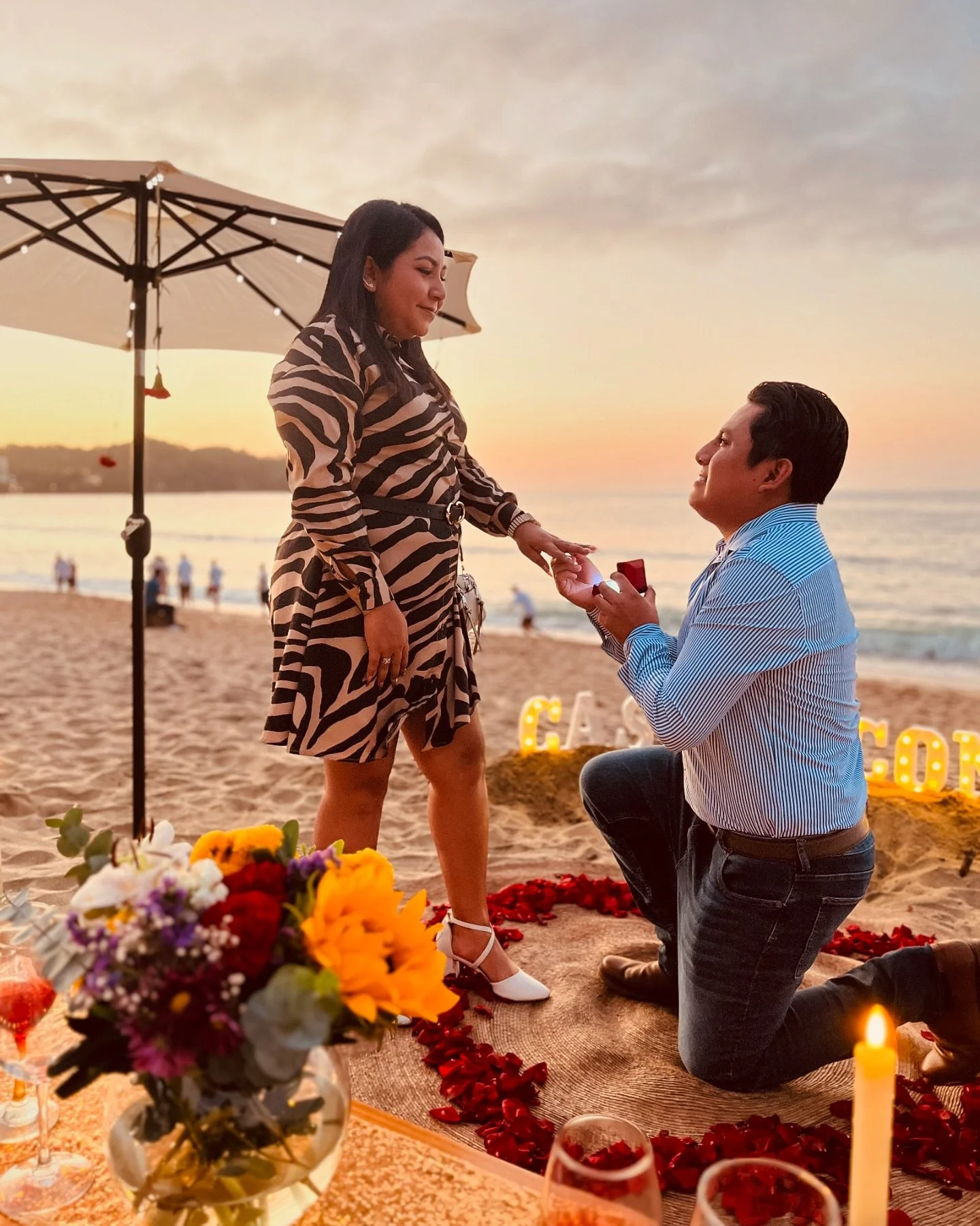 Muchas felicidades @jl_dm17 &amp; @karyballinas que gusto haber sido parte de este hermoso momento ❤️&zwj;🔥💍✨
.
.
.
.
.
.
.
.
.
.
#picnicensayulita #picnicdeplaya #sayulitalife #sayulitapueblomagico #sayulitabeach #rivieranayarit #sunsetlovers #atr
