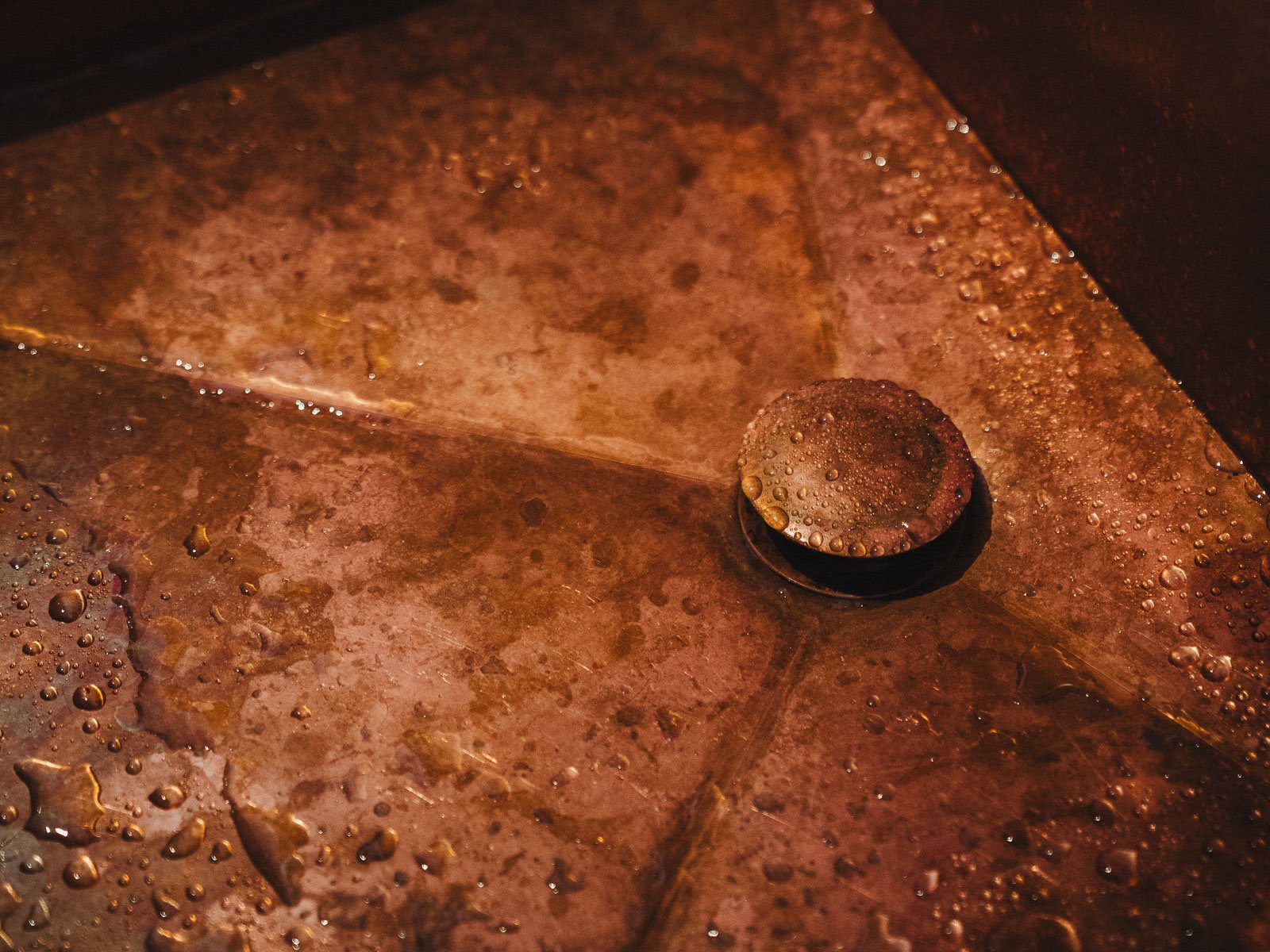 Close-up of a wet copper surface with droplets.
Nikolaj Kunsthal