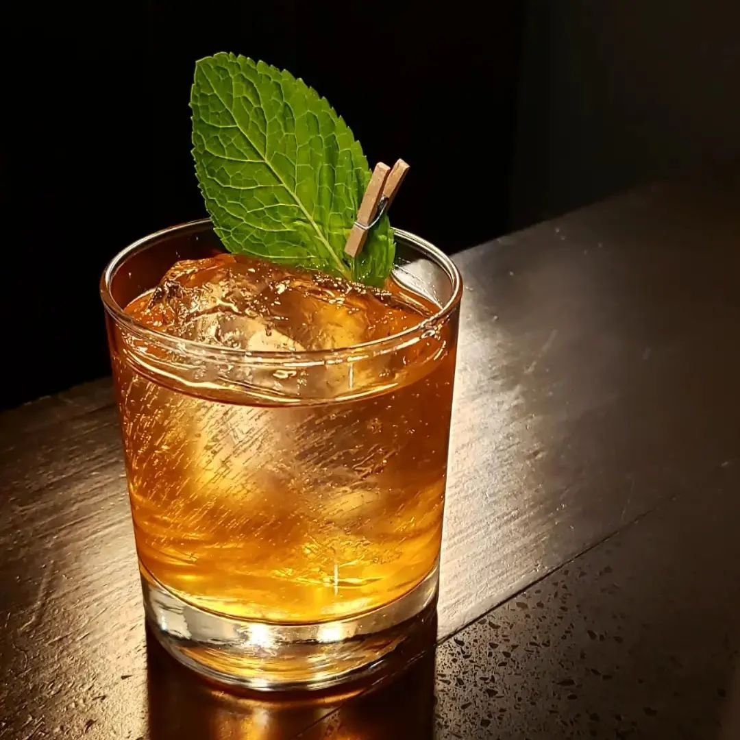 Boneless Strawberry Lemonade!
Made with clarified lemon juice, strawberry syrup and hand crafted clear ice.
Enjoy one of our four new mocktails on our spring menu! 😋
.
.
.
#azyun #azyunrestaurant #mocktails #toronto #foodie #markham #markhamfood #ma