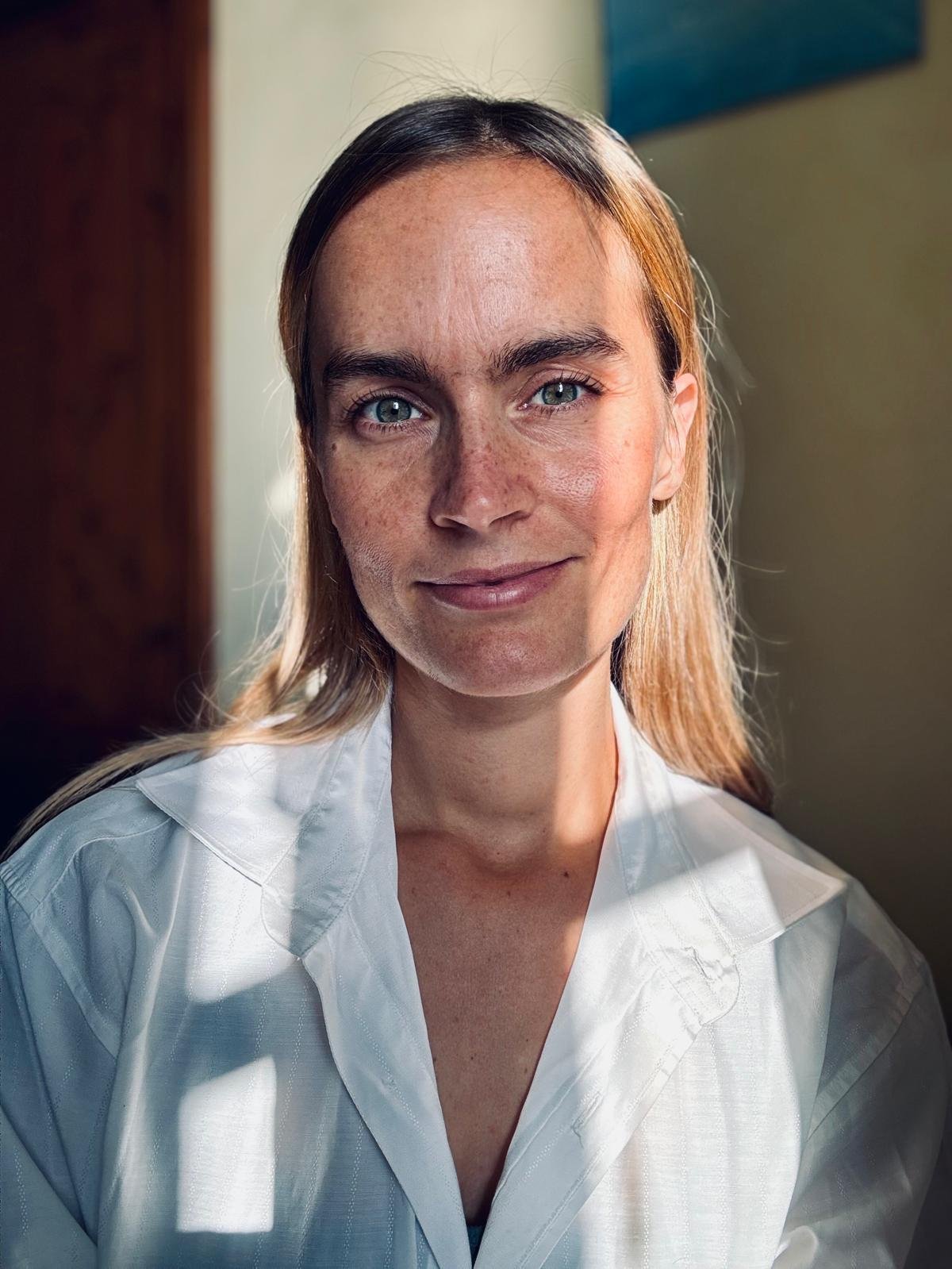 Moodita's female client smiling after a coaching session.