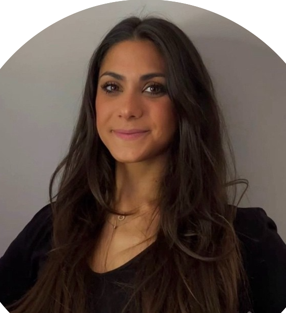 Moodita's female client smiling after a coaching session.