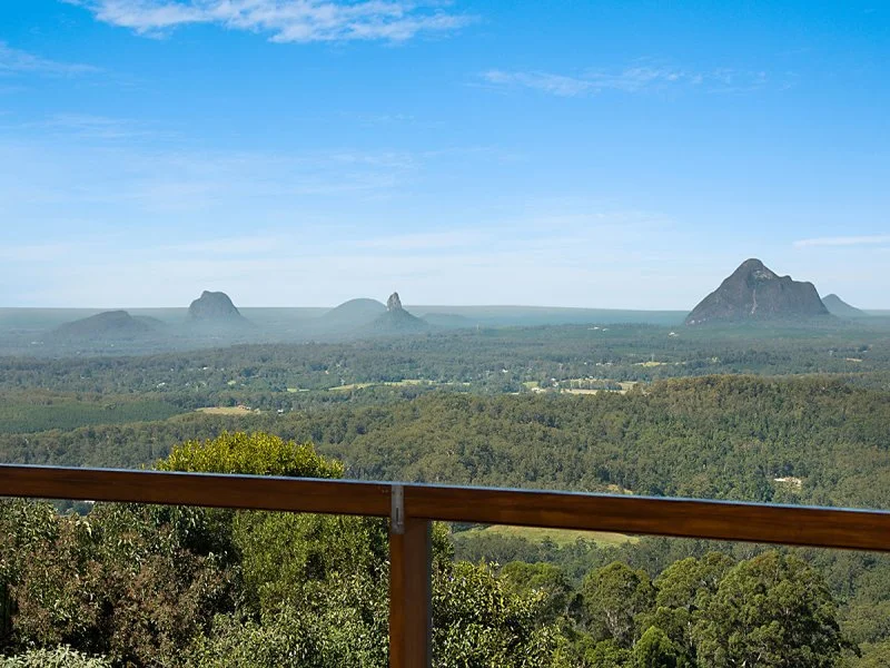 Lake side cabin at the foot of Mount View Road Lookout