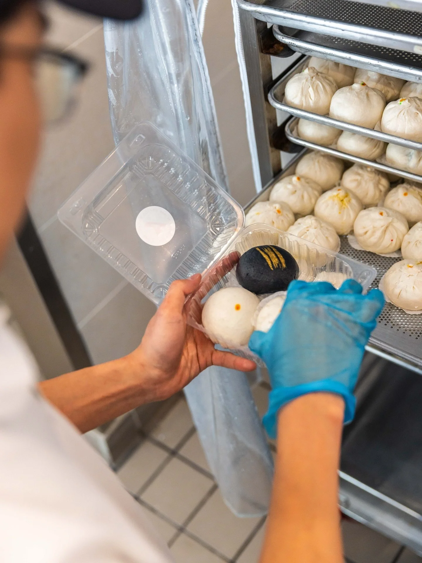 Fresh out the steamer, into your hands. Our baos are handmade daily and packed with flavor&mdash;grab yours hot and ready to go for any occasion this holiday season 🍽️✨

#ocfood #ocfoodie #orangecounty #bakery #pastries #sweets #vietnamesedessert #v