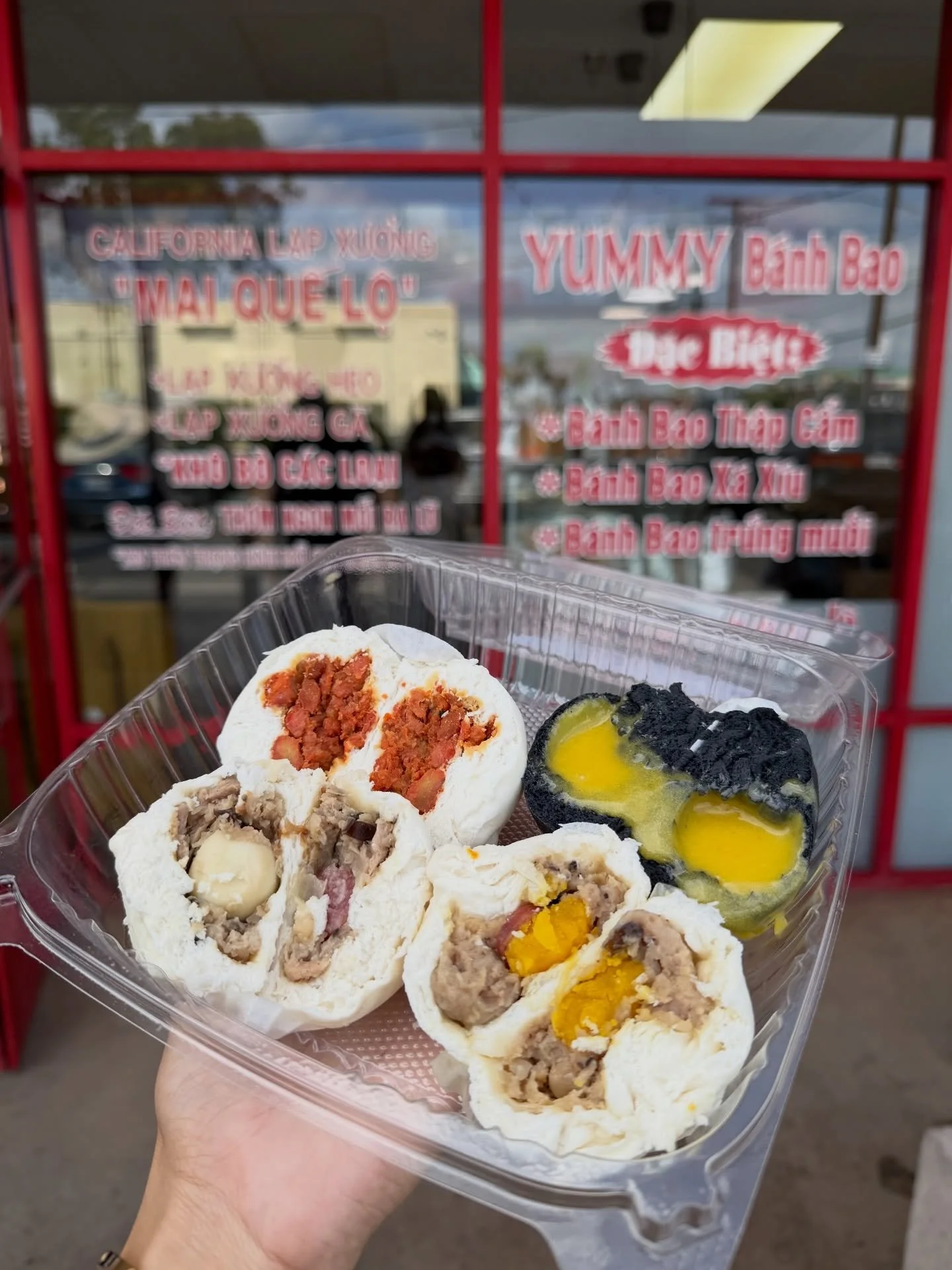 Sweet vs savory b&aacute;nh bao edition. BBQ pork, black custard, and the egg-loaded classics&hellip; no wrong picks 😮&zwj;💨🥟

#ocfood #bakery #pastries #vietnamesedessert #vietnamese