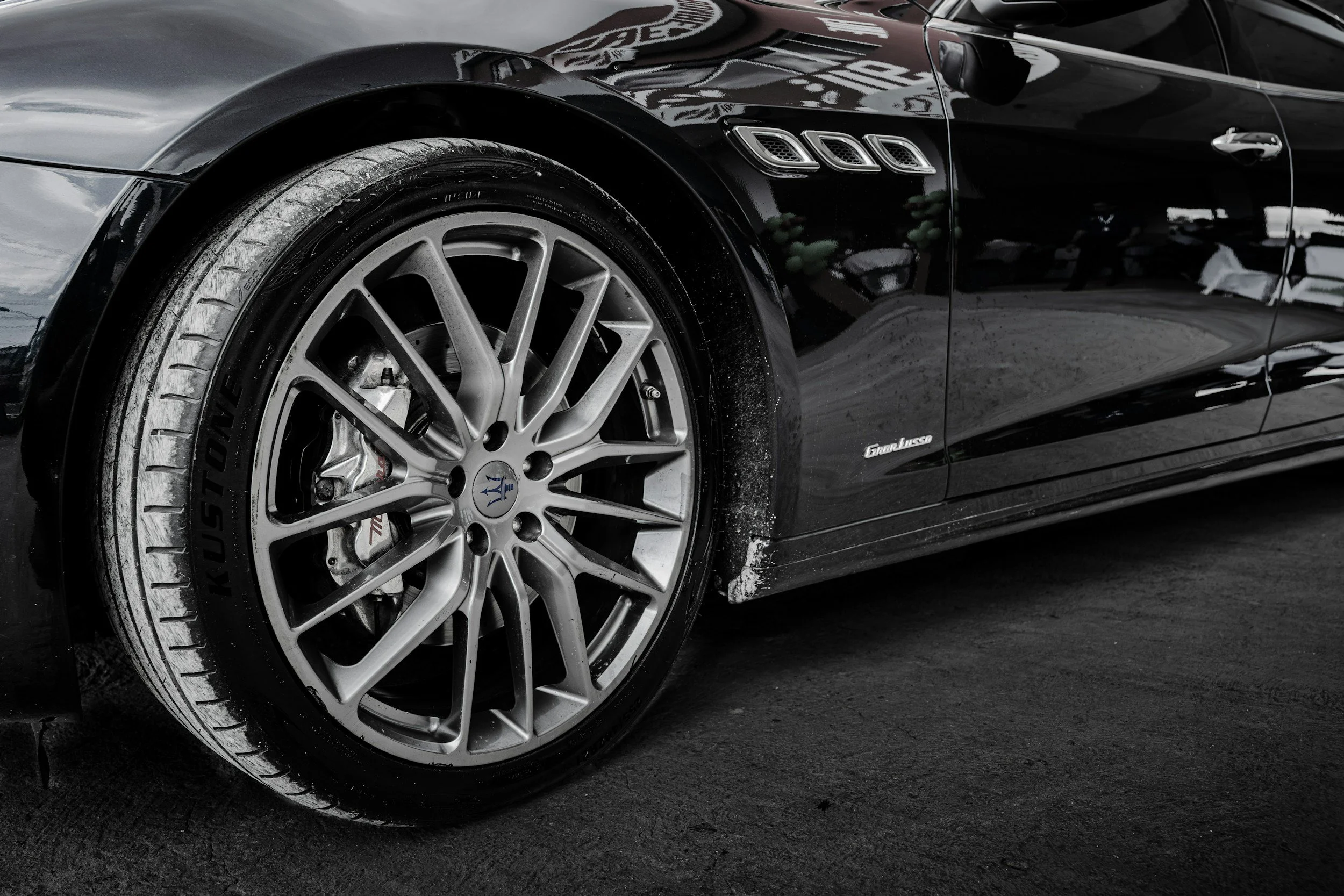 black car with louvers chrome wheels