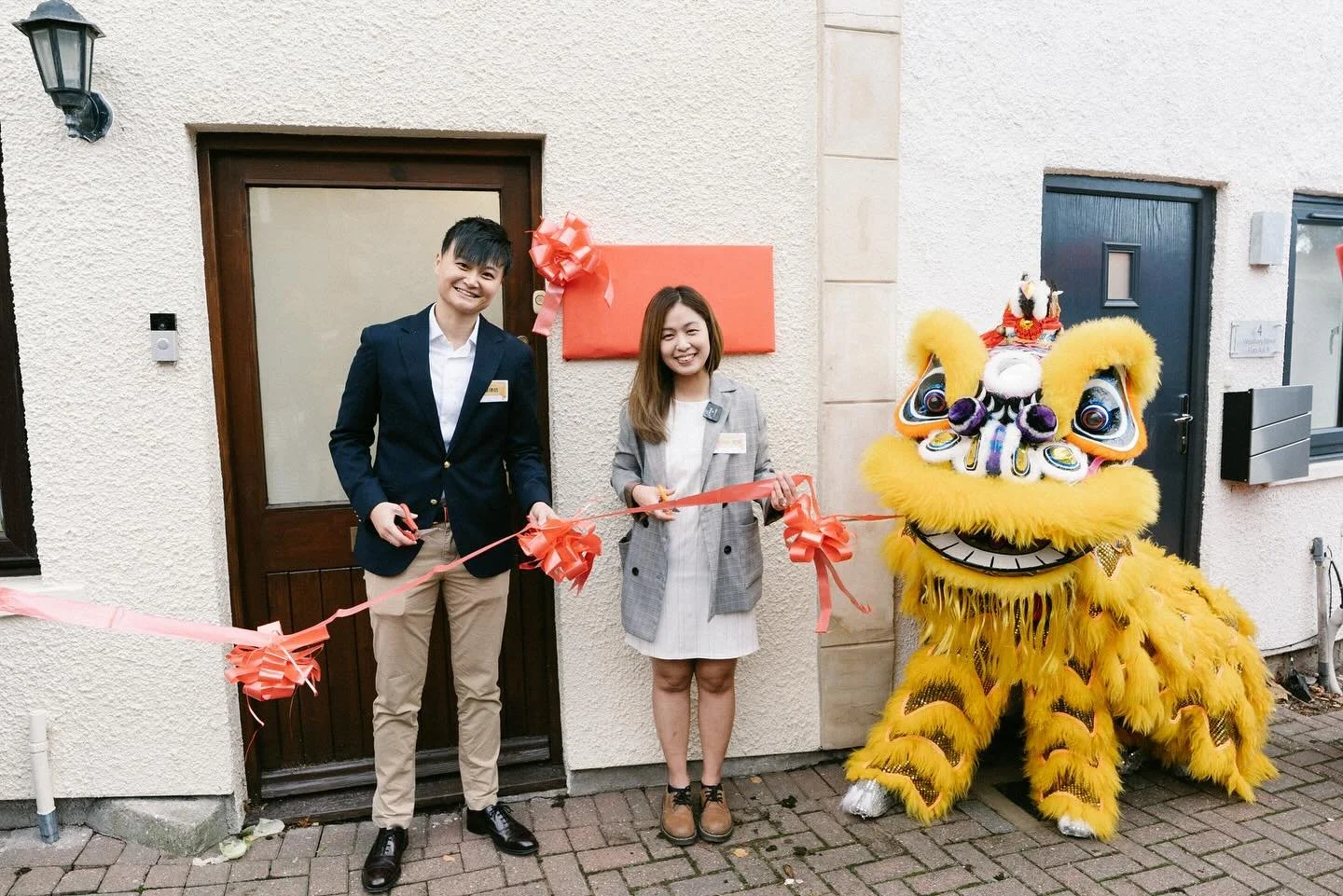 非常感恩，小獅子中文教室開幕禮暨開放日順利完成🎉🎉🎉

十分感謝每一個到場支持的單位及朋友，非常感恩天公造美，在舞獅環節中給予好天氣，讓小朋友都能與獅共舞，一起體驗中華文化。非常感謝一眾家長義工協助攤位遊戲，很多到場玩攤位的家長及嘉賓都非常讚嘆家長義工的落力幫忙🥹🥹

當日有很多讓我們哽咽的時刻，看着小獅子店內的每一個角落，看到小朋友自在地在課室內玩中文遊戲，再回想起當日戰戰兢兢，只有數個小孩仍然堅持上課的日子。一切得來不易，但亦深明知道世事難料，因此更要珍惜每一天和小朋友們在小獅子中