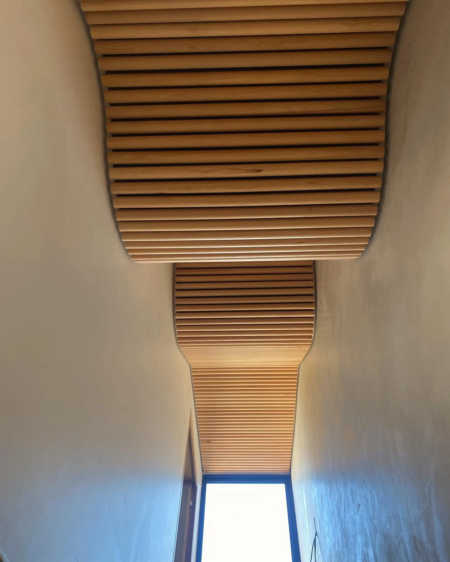 We are always focusing on the smallest details. Modern curved ceiling for Double Bay Studio. 

 #concrete #carpentry #curved #repetition #design #custom #alfresco #hardwood #timber #bench #construction #city #architecture #building #formwork #renovat