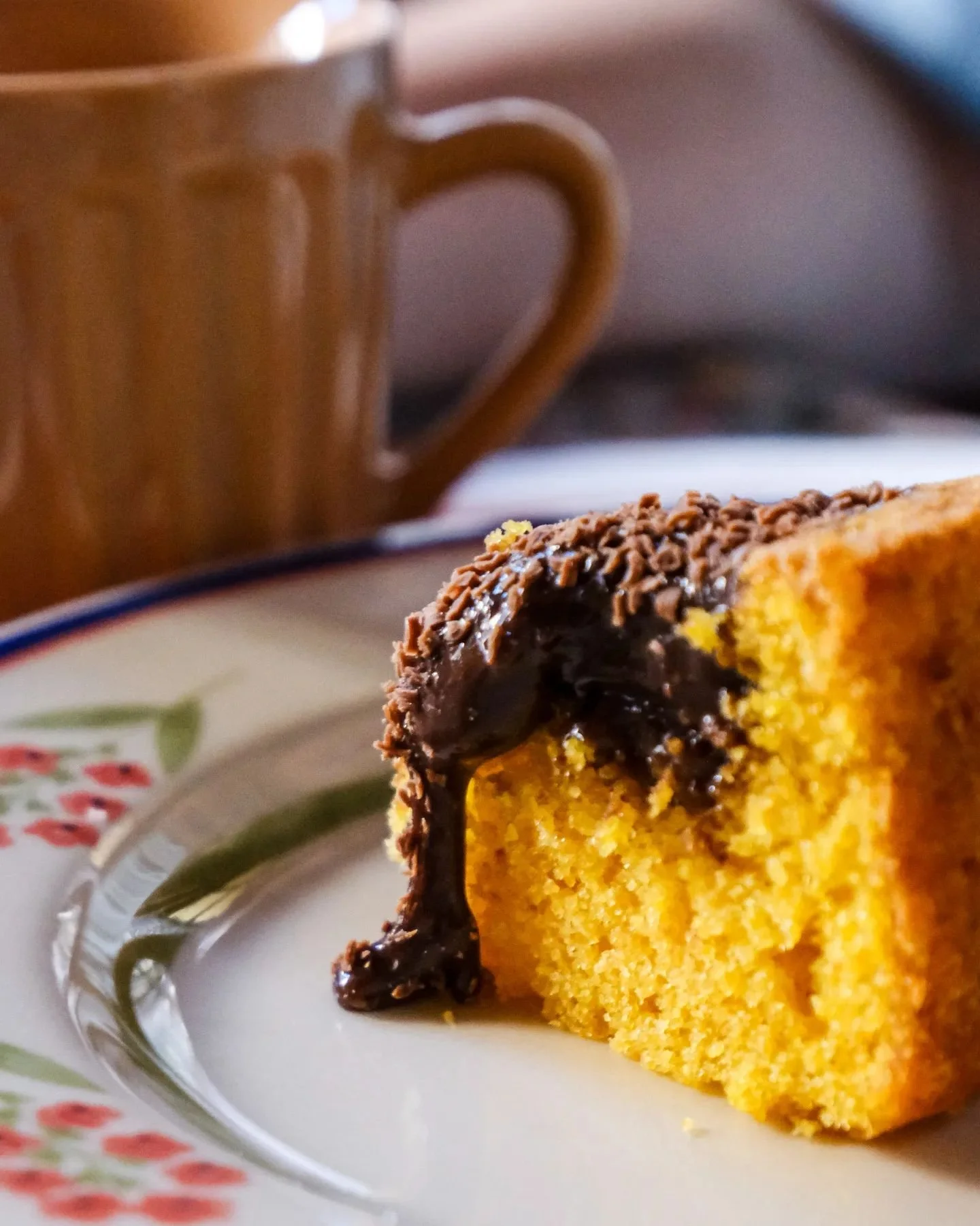 Food has a magical way of bringing back cherished memories, like this delicious traditional Brazilian carrot cake covered with brigadeiro, reminding us of family gatherings and cozy afternoons. 

Capturing these moments with photography helps keeping
