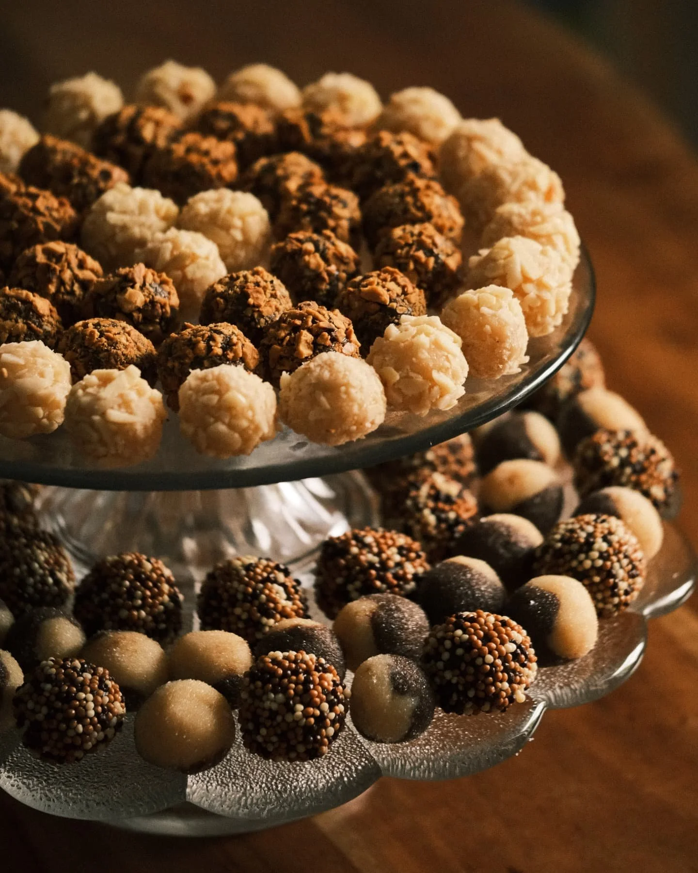 Textures and hues that make you want to reach right through the screen! Each brigadeiro tells a story of sweetness and celebration 🧡 I looooove photographing brigadeiros and other traditional Brazilian dishes, and of course, eating them afterwards ?