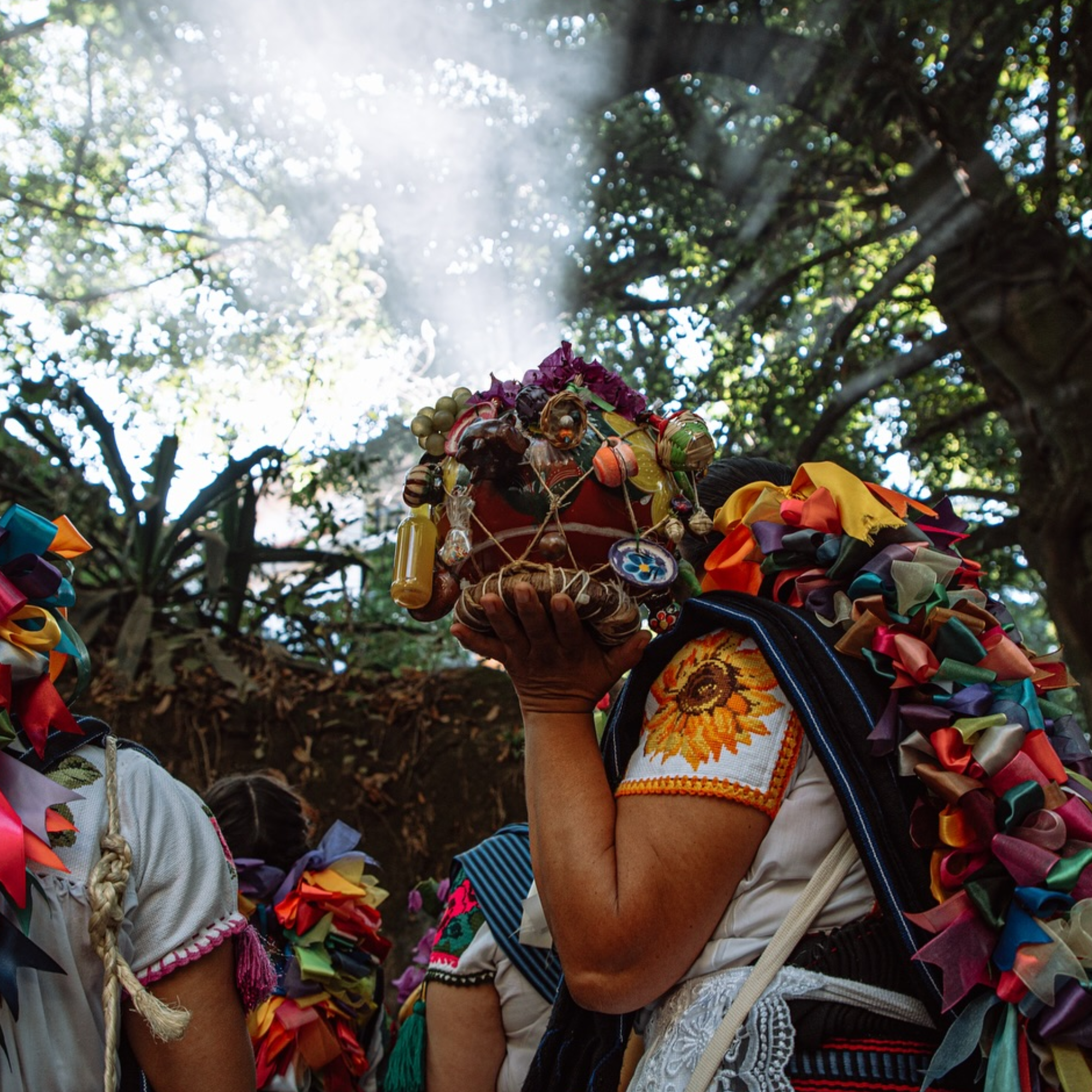 Aguadora de uruapan parte de un ritual tradicional de la región en michoacán