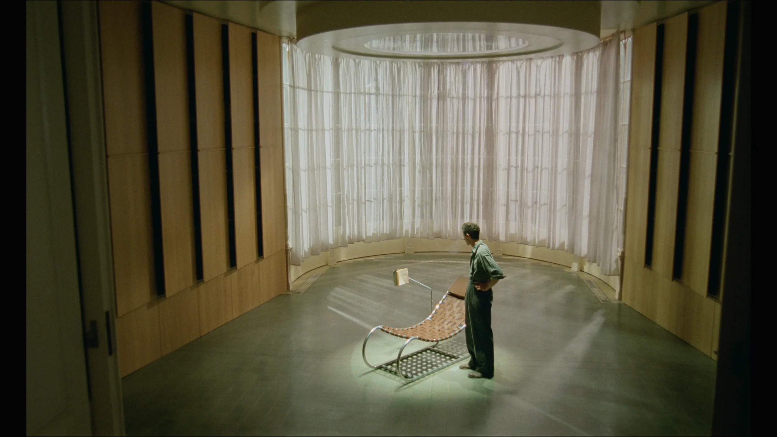 Biblioteca enorme en la película the brutalist