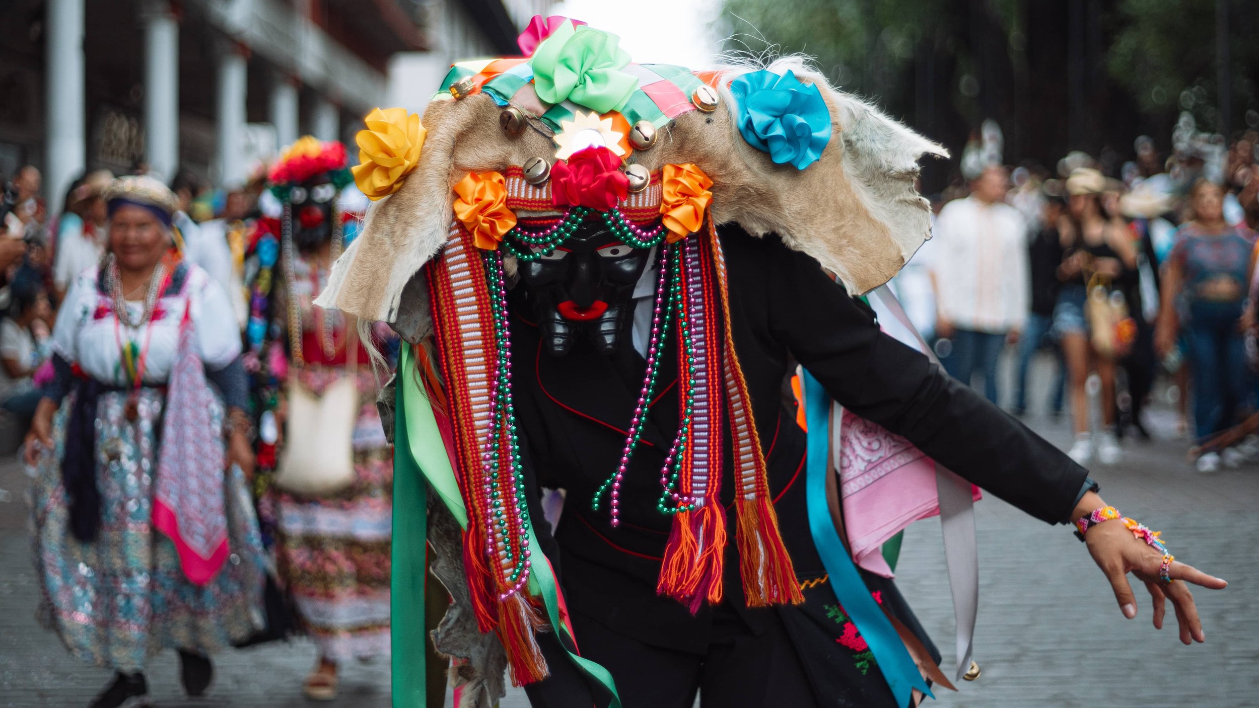 Hombre con indumentaria tradicional purepecha, vestimenta de negrito.