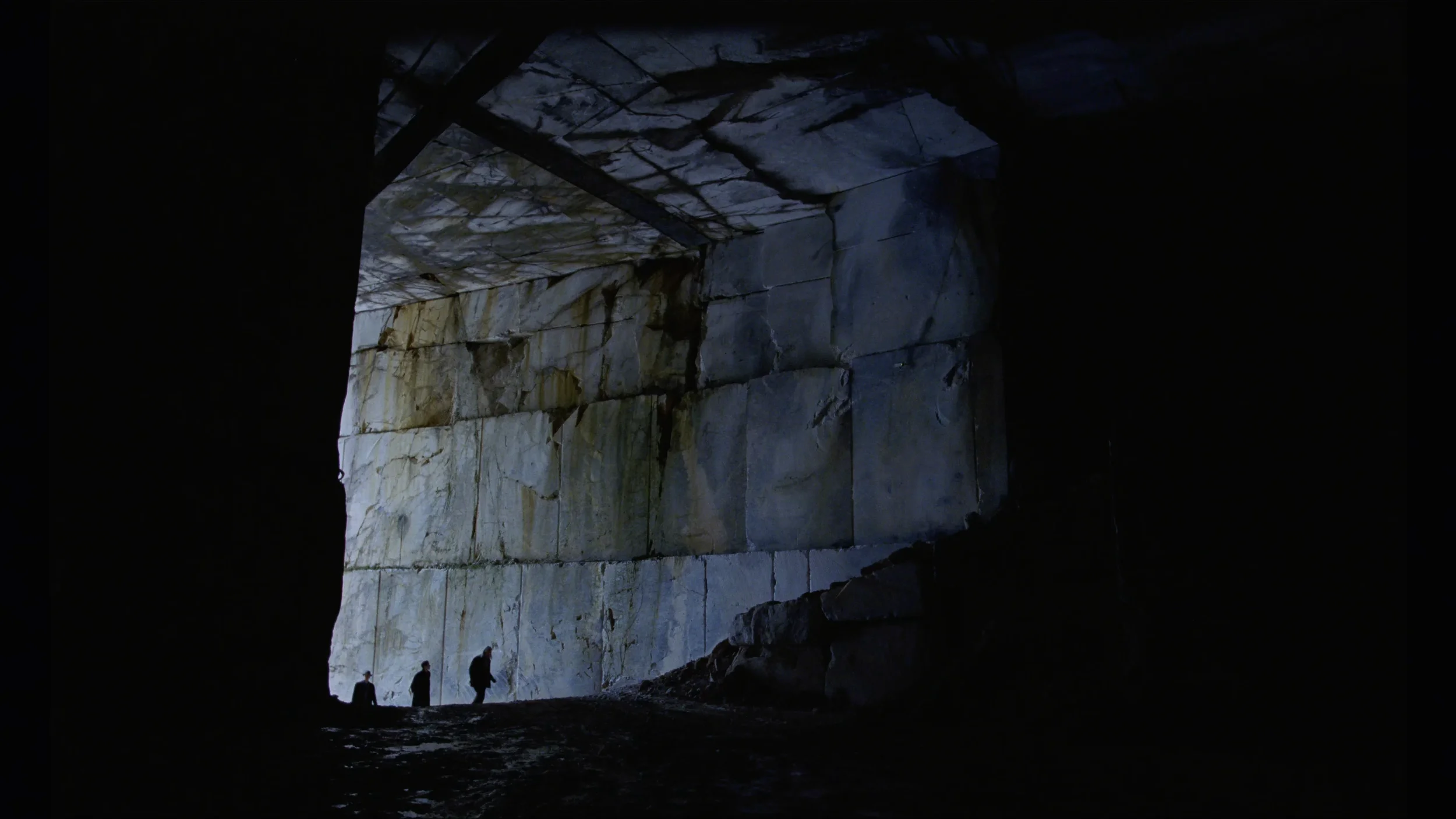 Banco de marmol en la película el brutalista