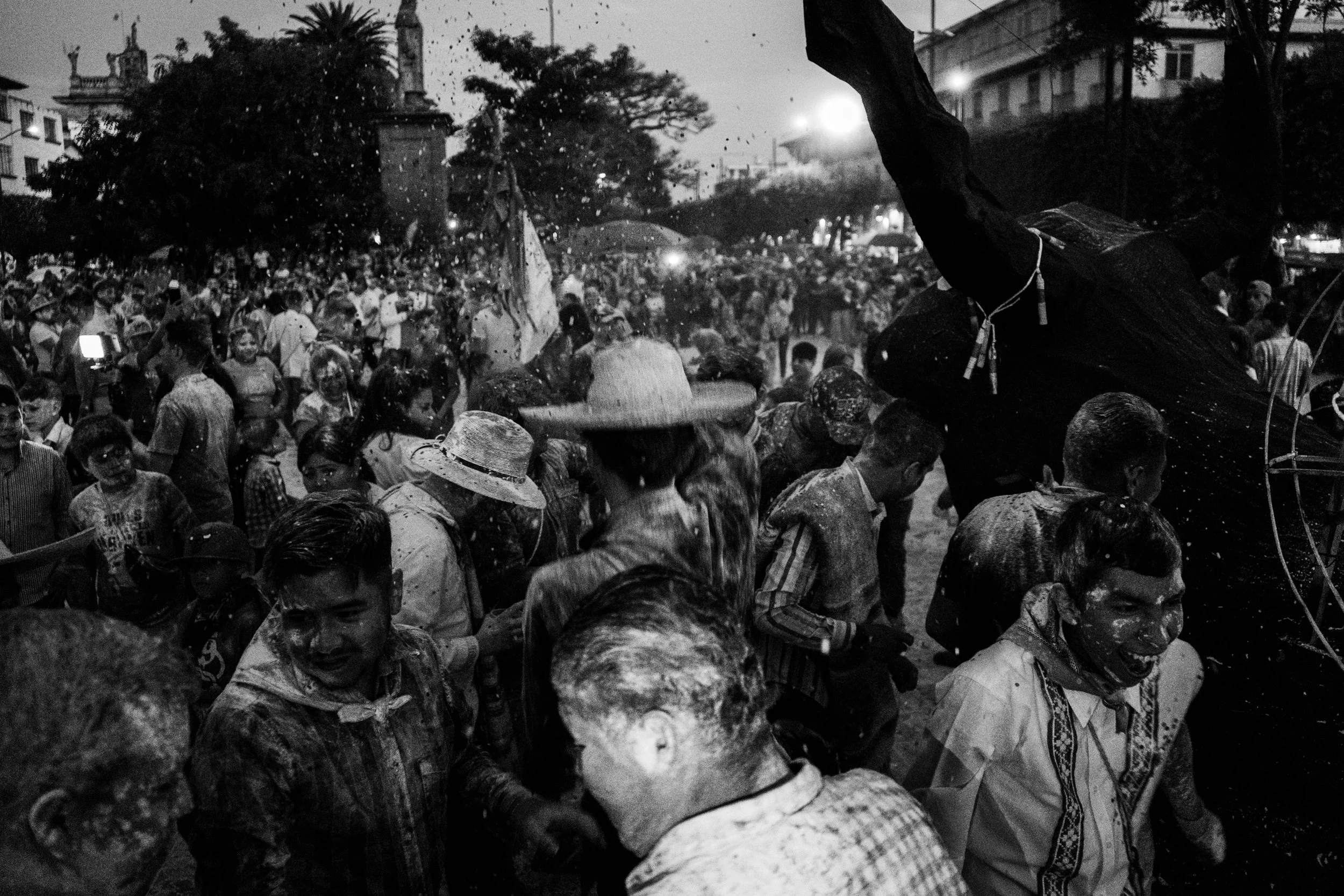 fotografia documentan en blanco y negro durante las fechas del carnaval previo a semana santa