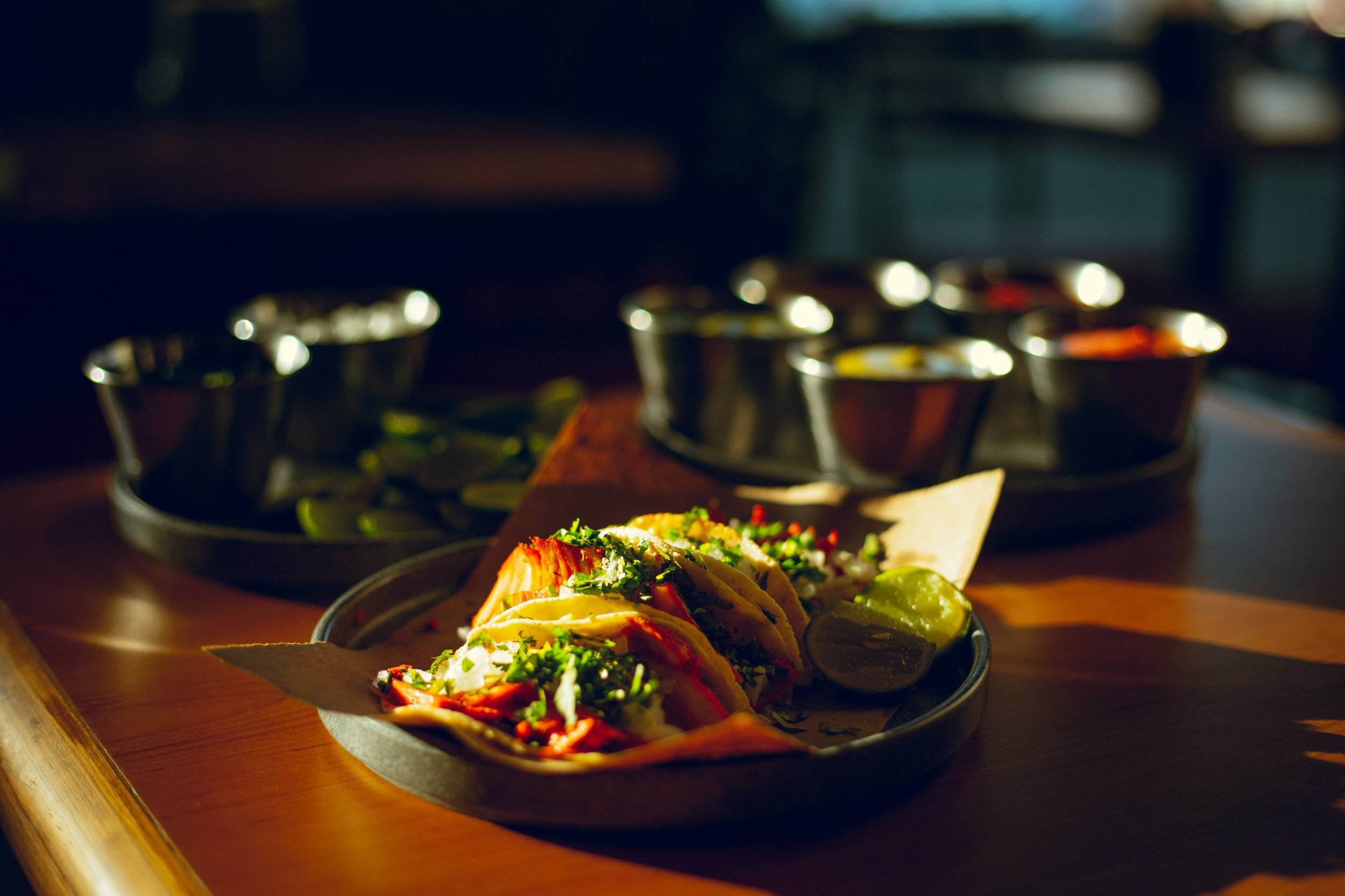 Imagen-al-atardecer-de-Tacos-al-pastor-listos-para-comer-en-una-taquería-comida-mexicana