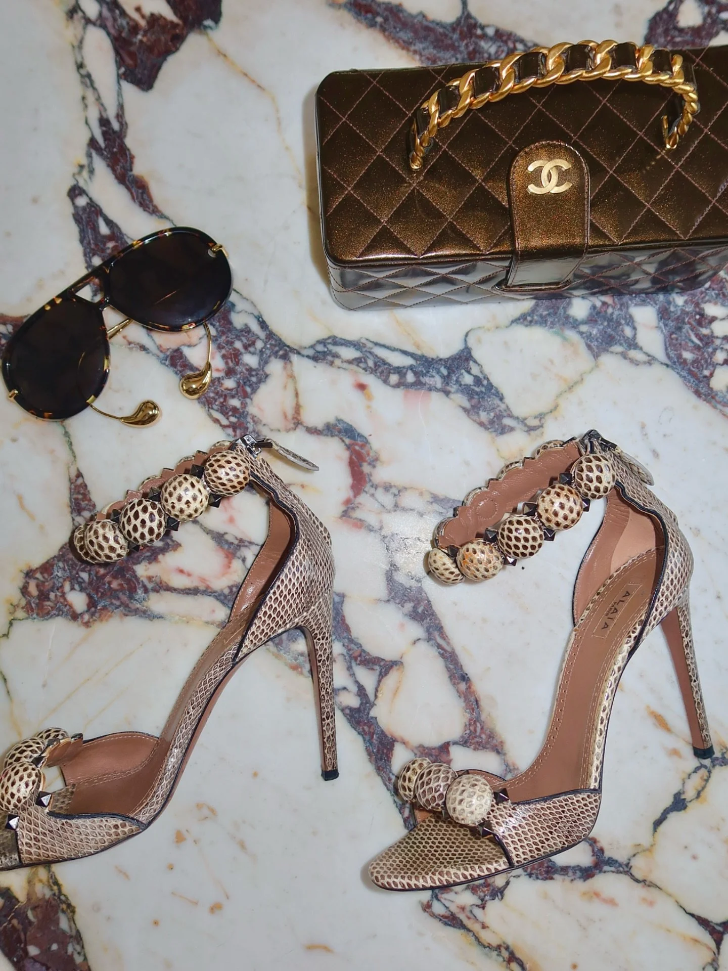 Ala&iuml;a heels made for strutting, Chanel vanity bag made just for you. Both are waiting on our site&mdash;shop before someone else steals your wish list.

#WardrobeWired #VintageLuxury #ChanelVanity #AlaiaHeels #ClosetGoals #LuxuryResale #Sustaina