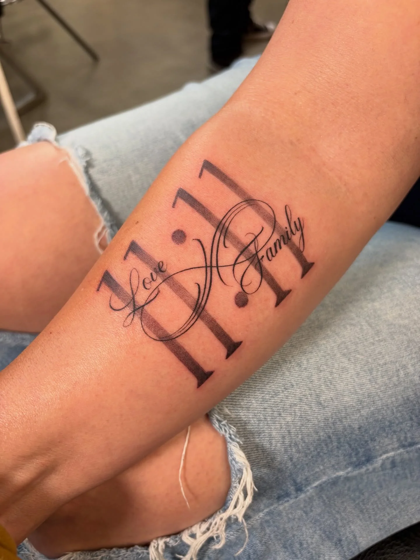 Angel numbers for Judy and a daily reminder from her boys 💗😊 thanks for stopping by Judy!

#ladianuchis #angelnumberstattoo #dtlaartsdistrict #dtlatattooartist