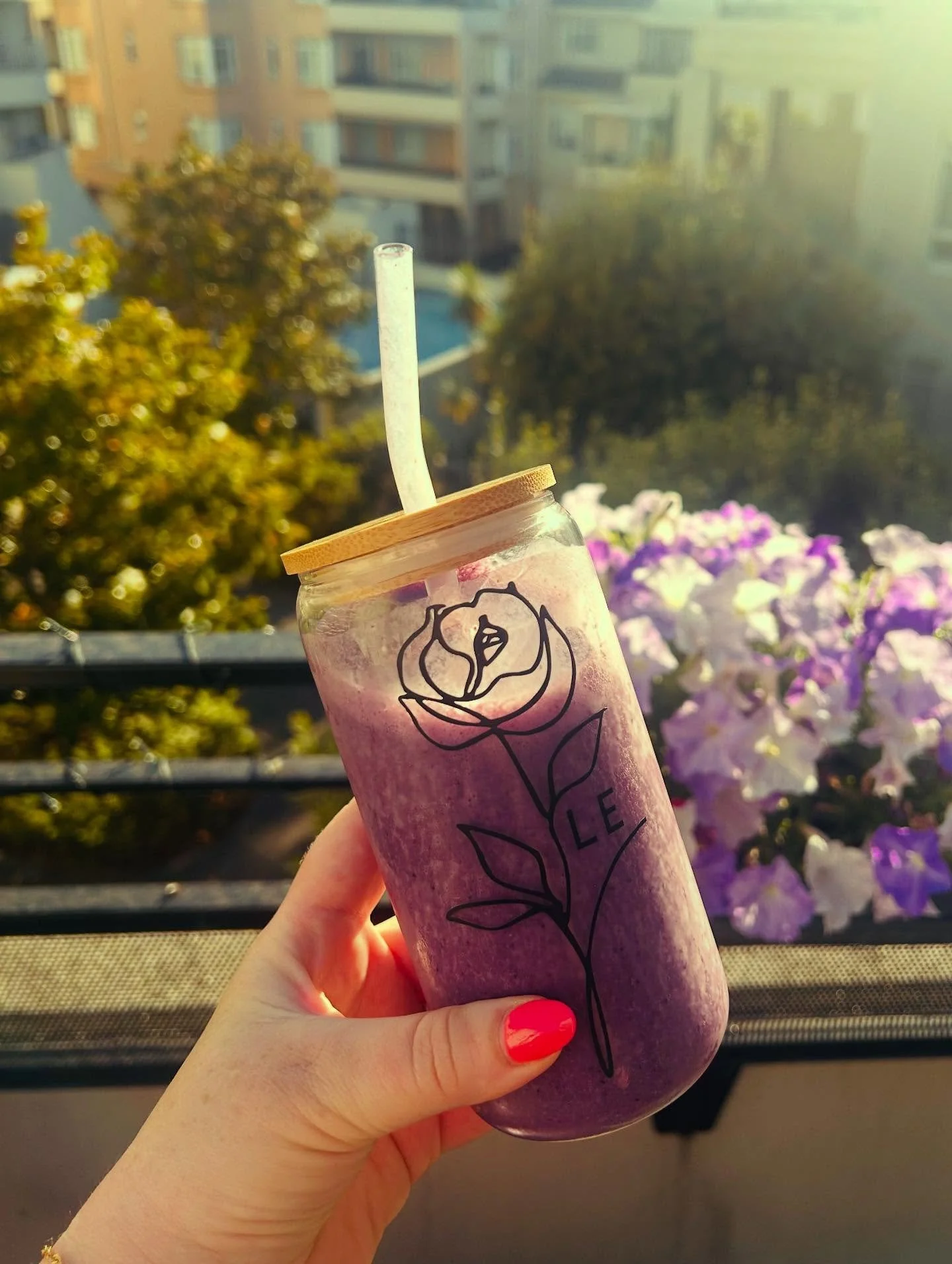 Good morning all! ☀️ 

Loving my new smoothie glass from the wonderful @alib0bs03 🥰 thank you for the birthday gift! 

🌹