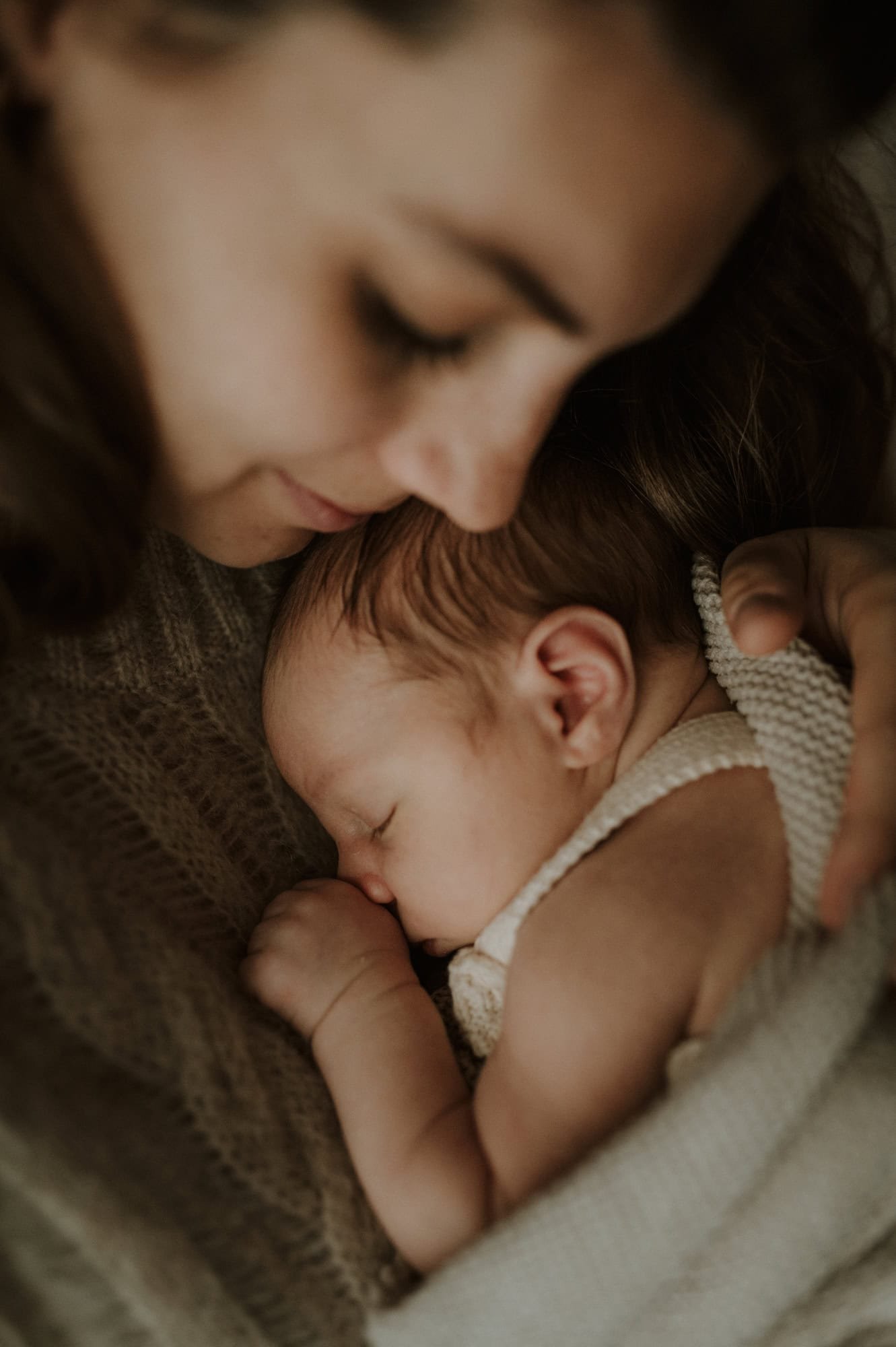 Mutter und Baby in einem ruhigen Moment; natürliche Neugeborenenfotografie von Alex Elaine