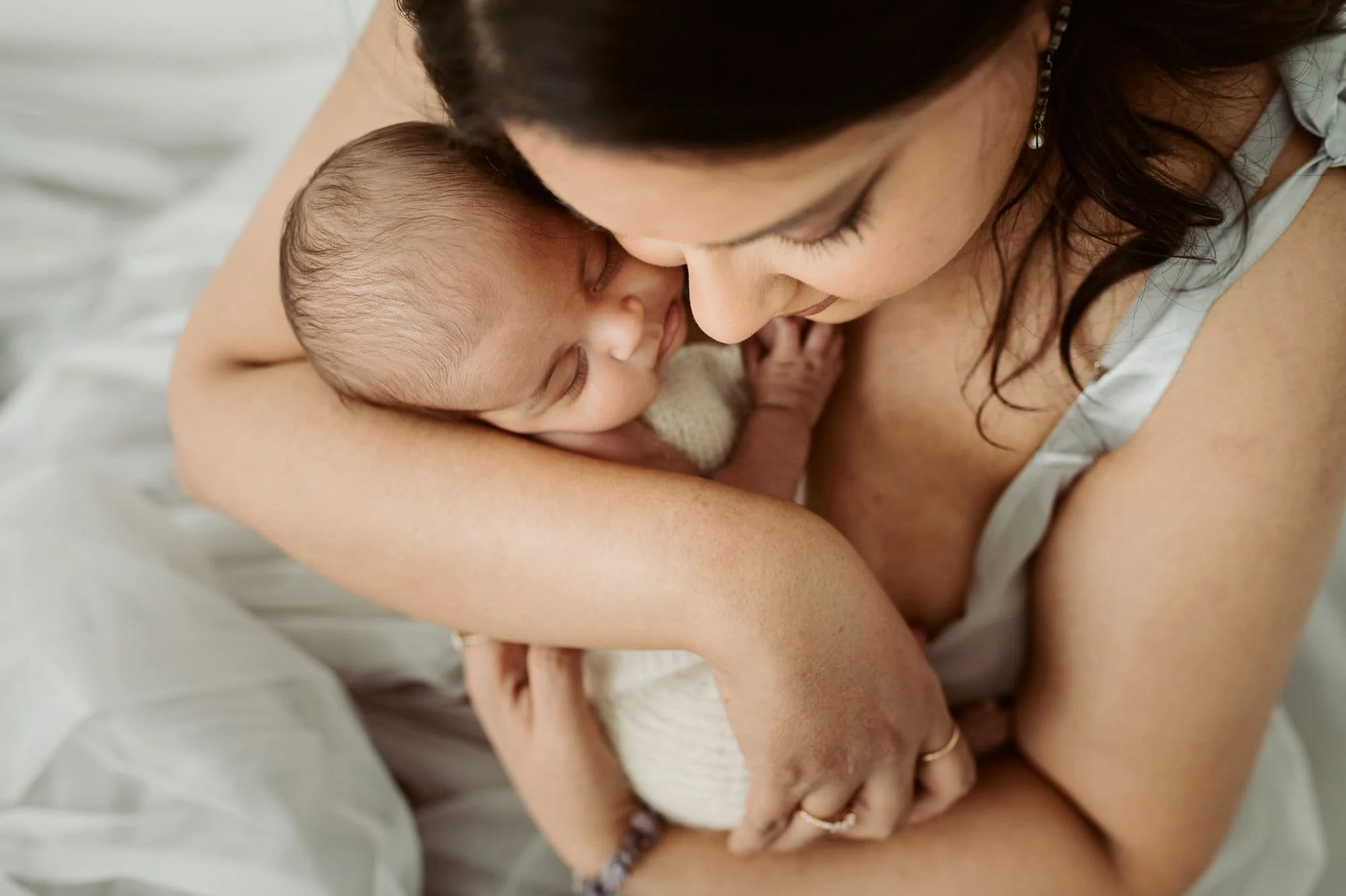 Mutter und Baby in einem ruhigen Moment; natürliche Neugeborenenfotografie von Alex Elaine