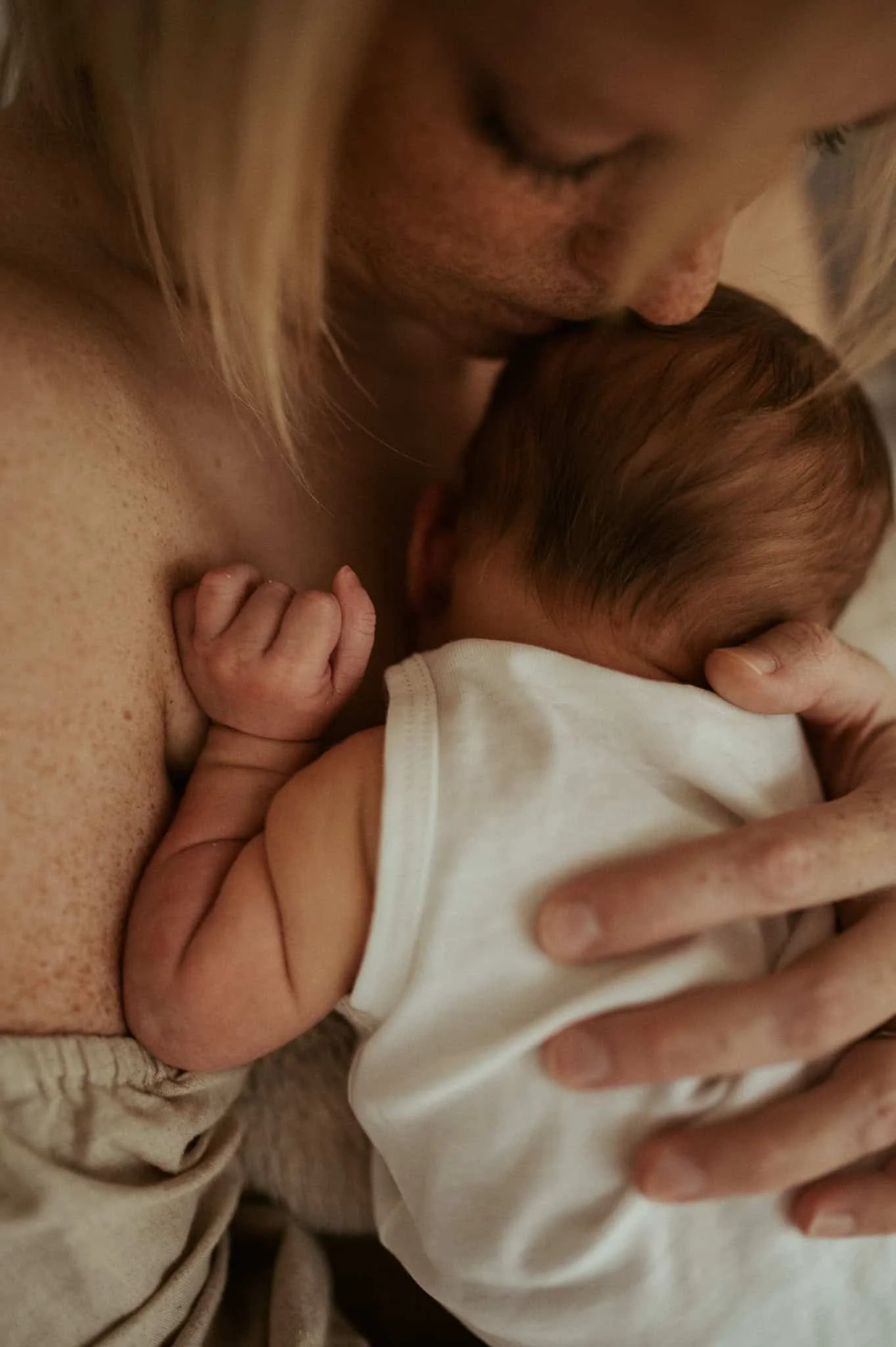 Baby im Arm der Mutter fotografiert von Familienfotografin Zürich
