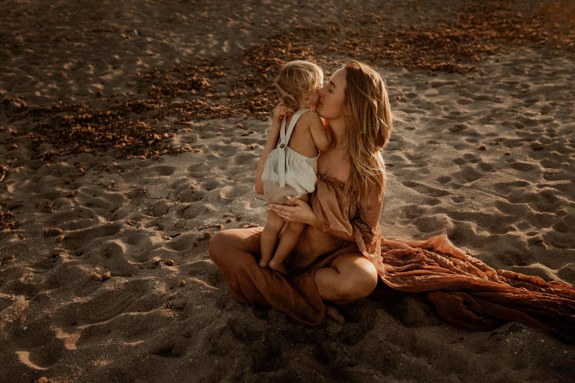 Best Family Photographer Zürich Mother and Child sitting in Sand