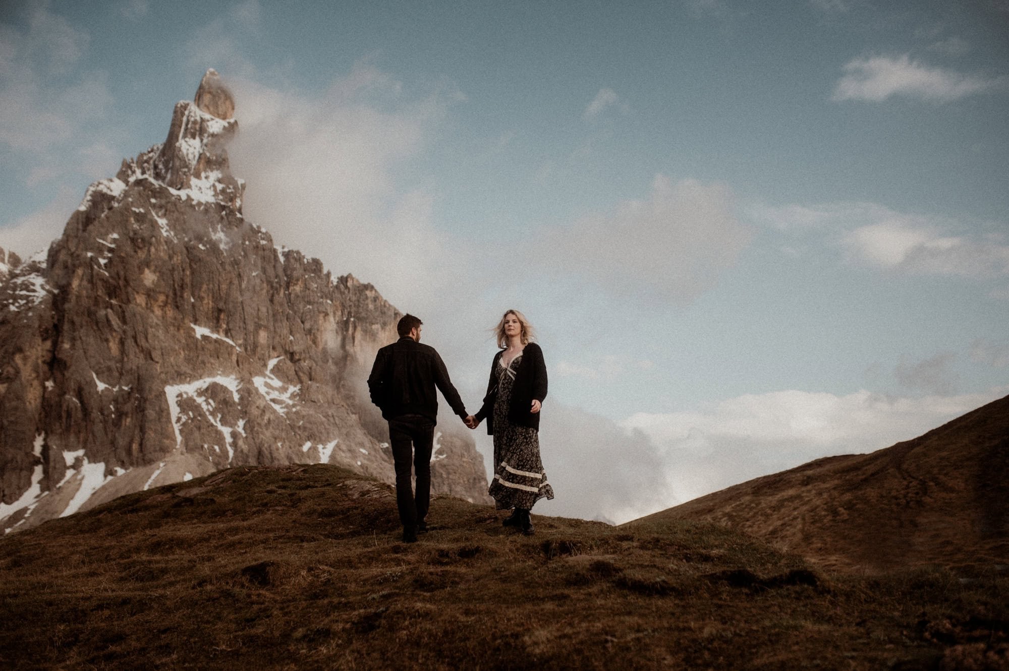 Beste Familienfotografin in Zürich fotografiert Eltern in den Schweizer Alpen, eingefangen in einer malerischen und emotionalen Szene.