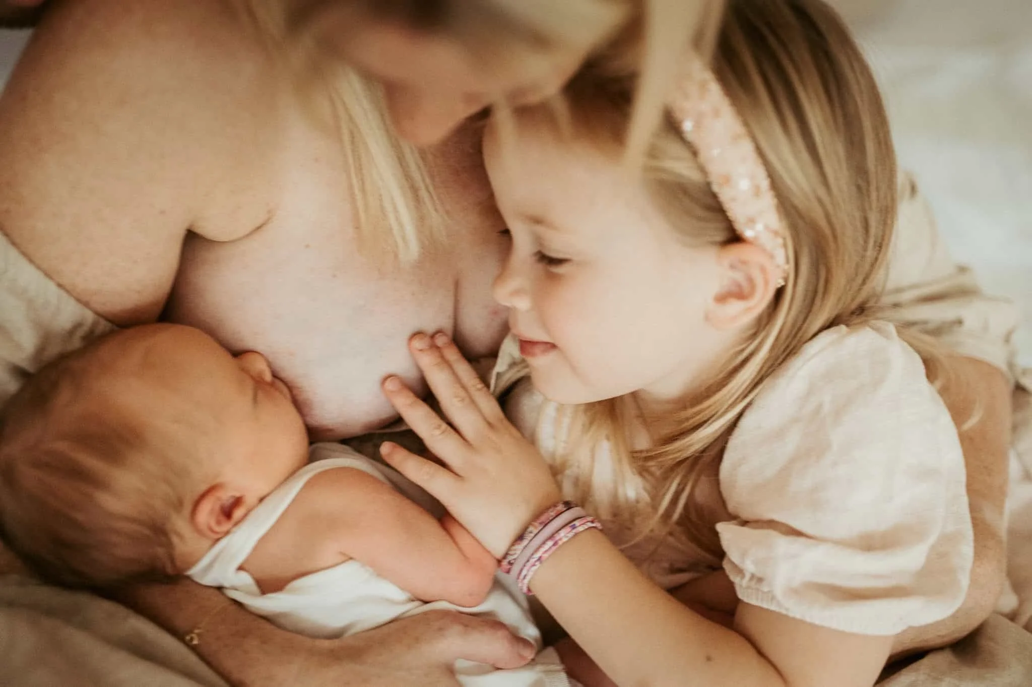 Baby with mother and sister photographed by best family photographer zürich