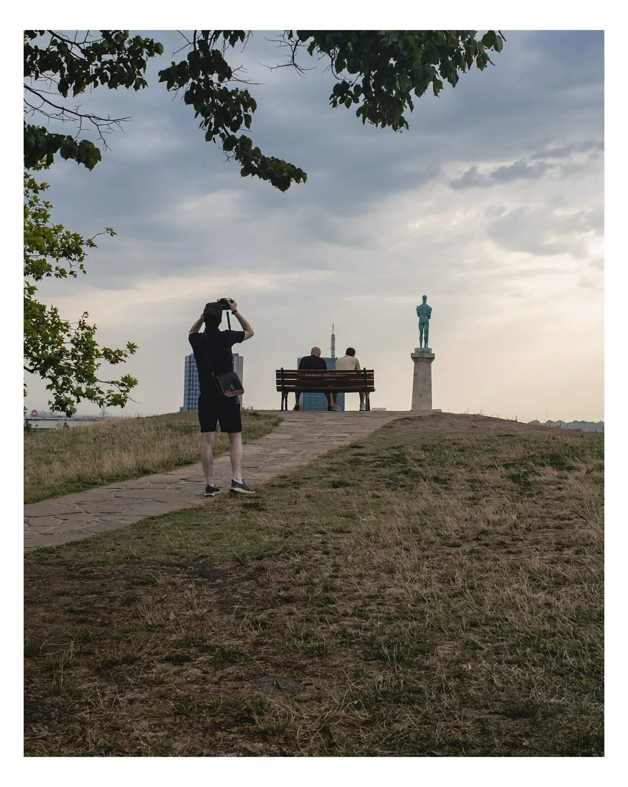 When you spot the perfect frame. See @nacalai for the final result.
'
'
'
'
#fujifilm_xseries #fujix100vi #fujifilm
#fujistreetphotography #streetphotography #photography #framing