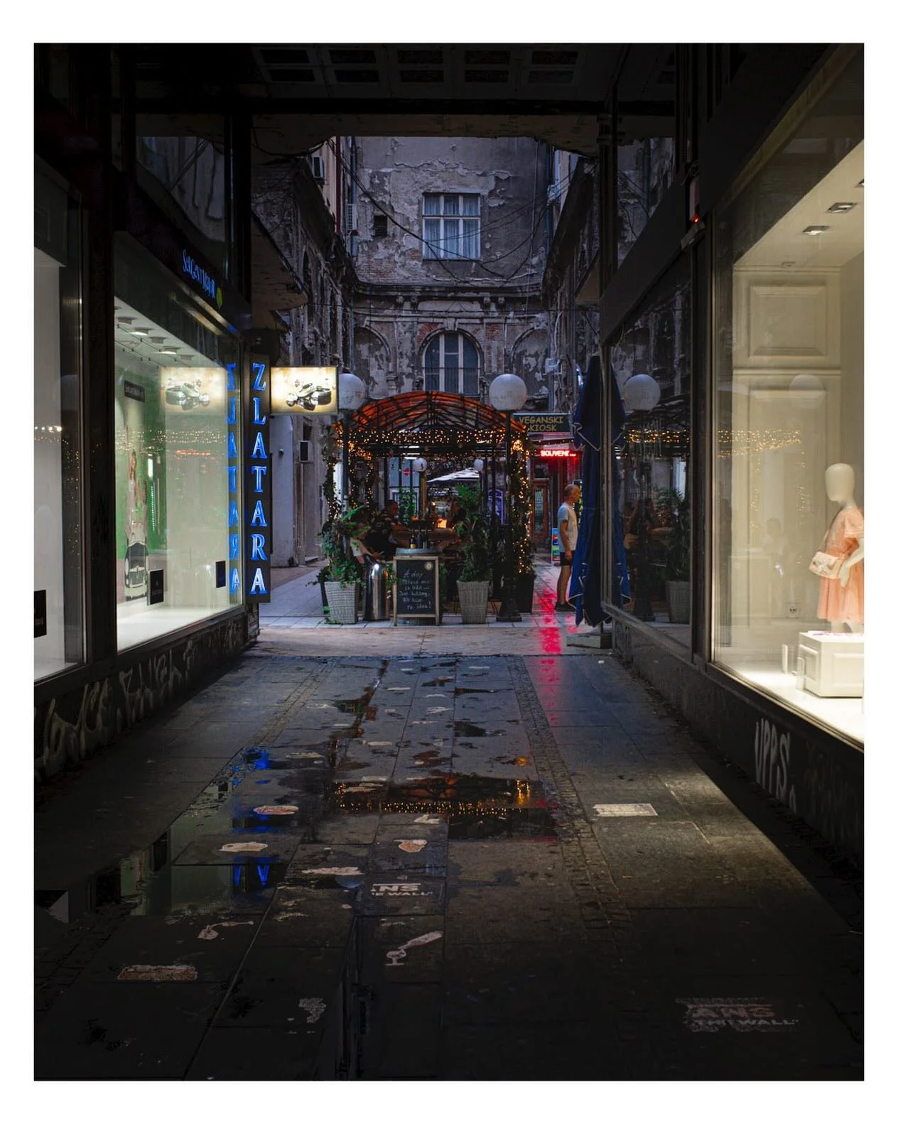 A quiet turn on Knez Mihailova.
'
'
'
'
#fujifilm_xseries #fujix100vi #fujifilm
#fujistreetphotography #streetphotography